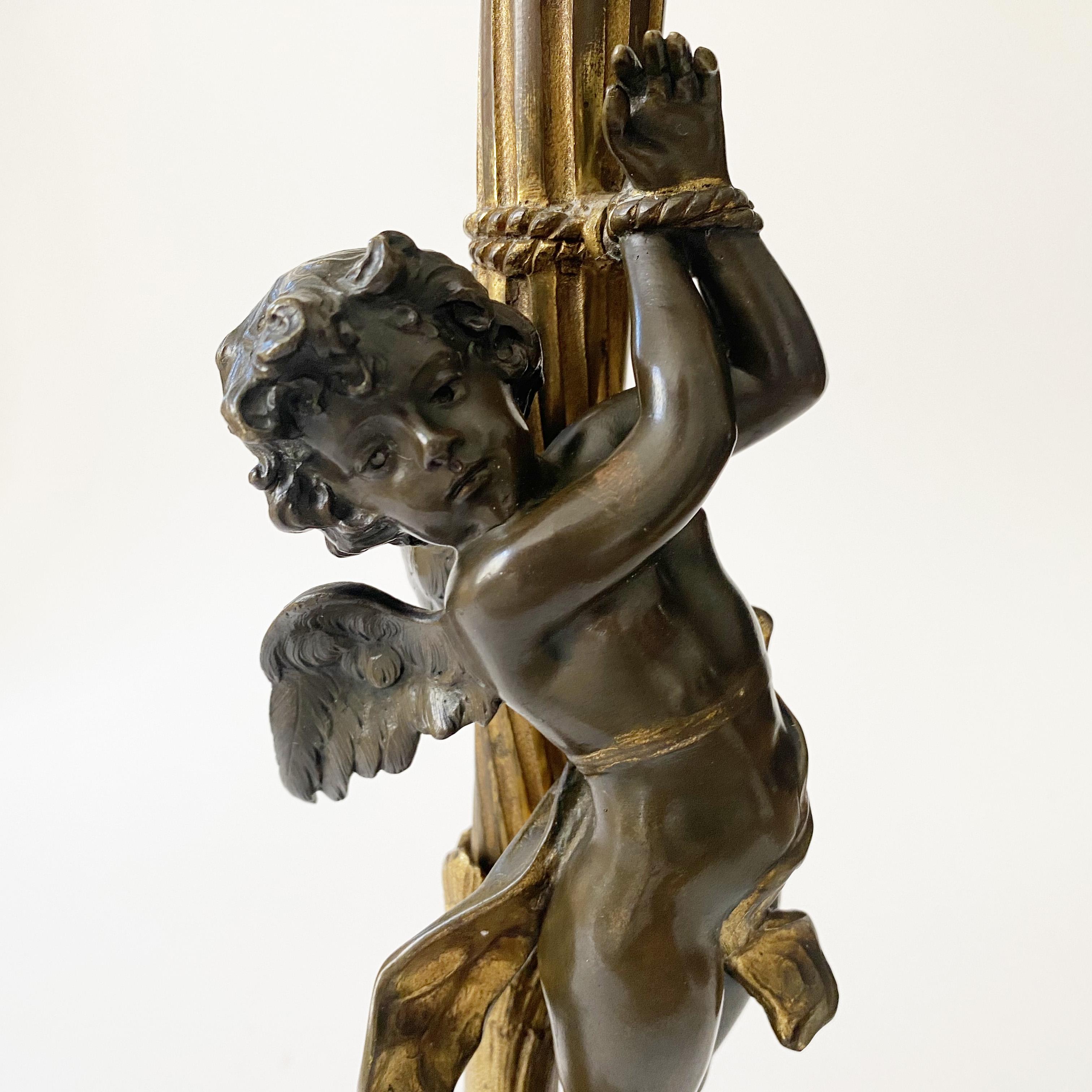 Français Lampe chérubin Cupido en bronze dans le style de Denise Delavigne ou Auguste Moreau. en vente