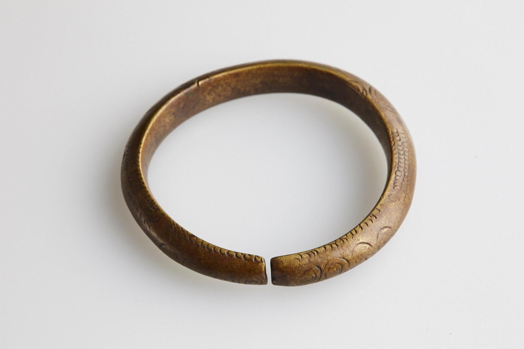 Bracelet monétaire en bronze du 19e siècle / Manille avec une ouverture fixe. Travail de conception minimaliste et simple avec des cercles et des lignes géométriques gravés.
Ce type de bracelet était utilisé et porté par le peuple Oromo, qui vit