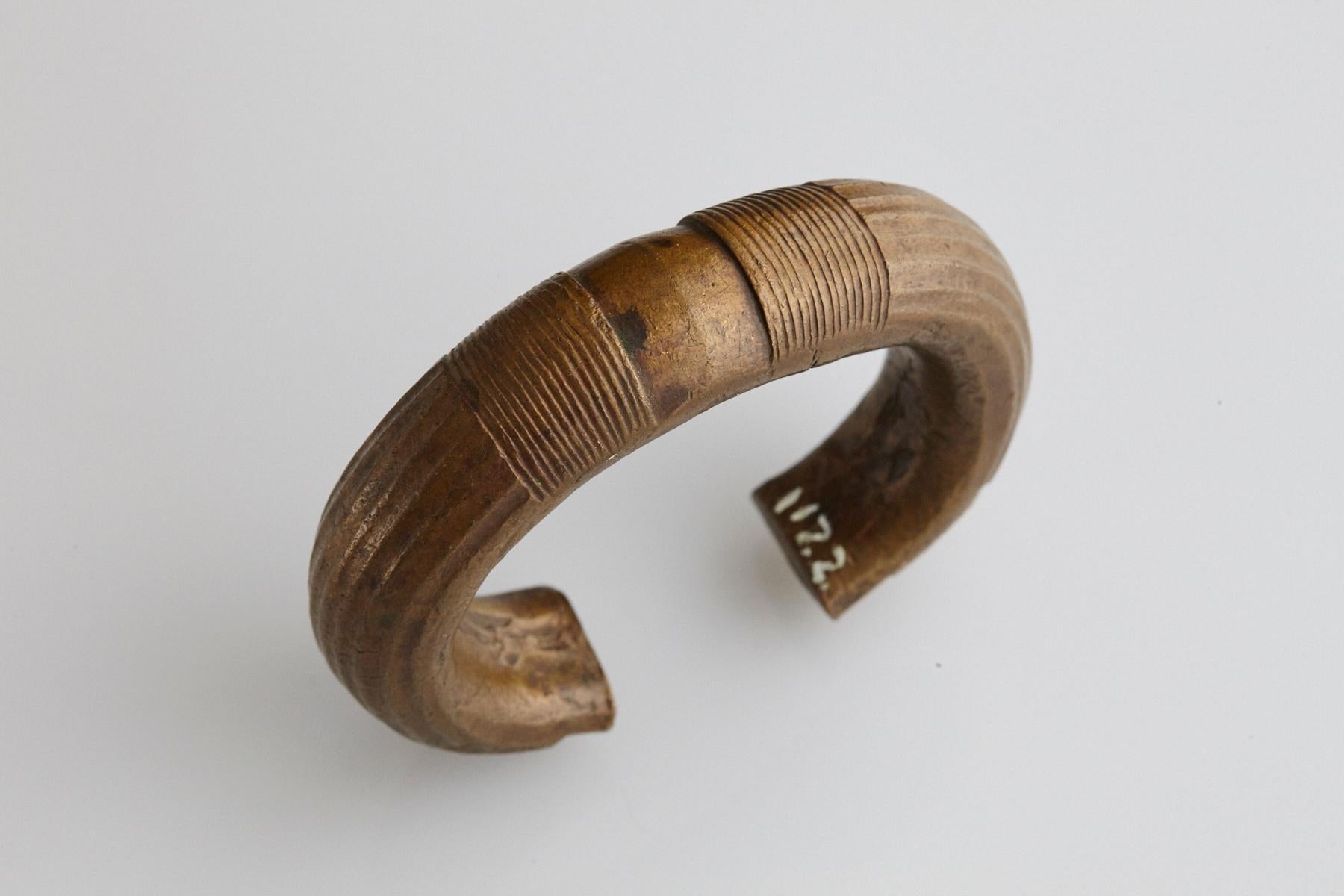 Currency-Armband/Manilla aus Bronze, Dogon-Volkes, Burkina Faso, 19. Jahrhundert. - Nr. 2 (Stammeskunst) im Angebot