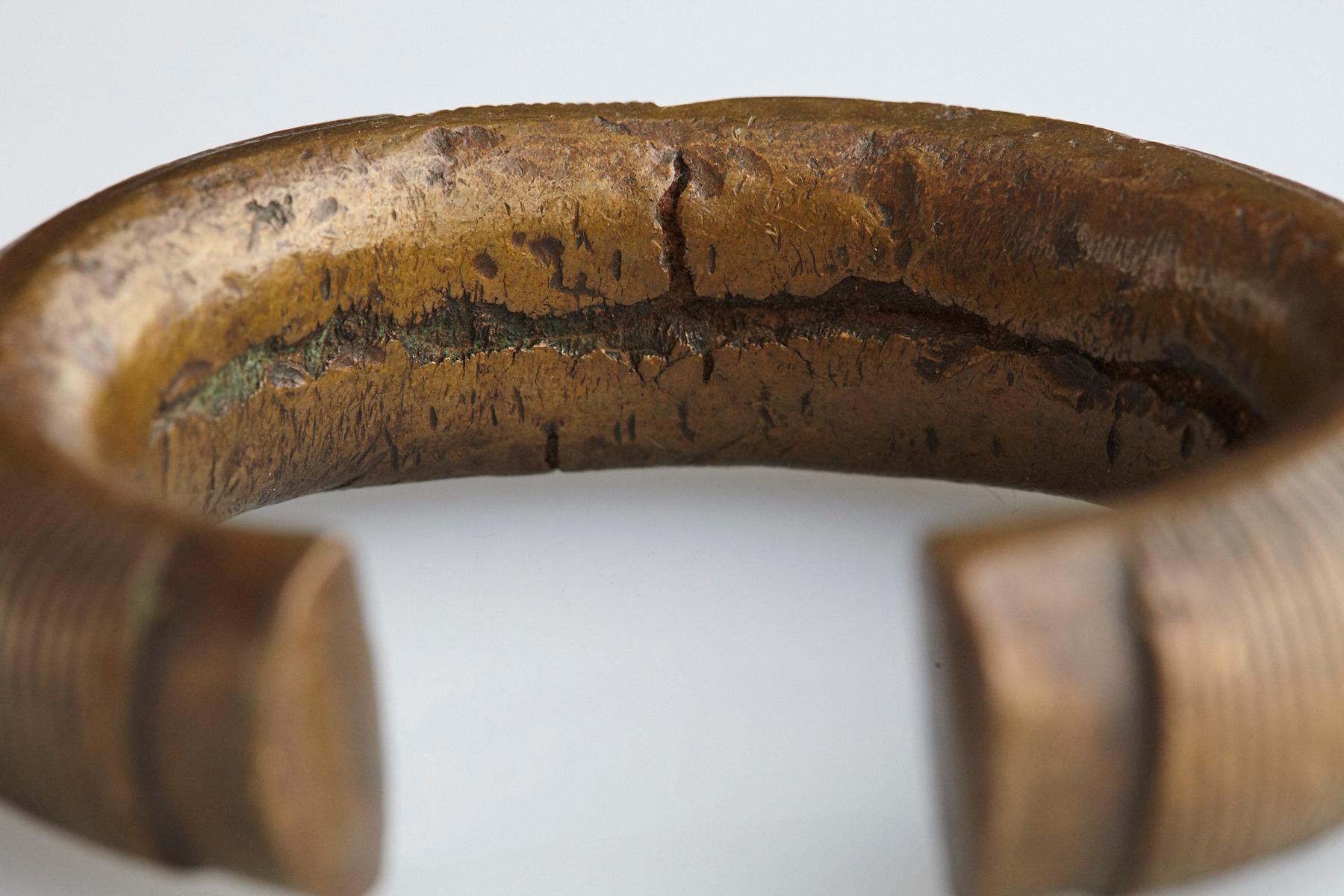 Currency-Armband/Manilla aus Bronze, Dogon-Volkes, Burkina Faso, 19. Jahrhundert. - Nr. 2 (Messing) im Angebot
