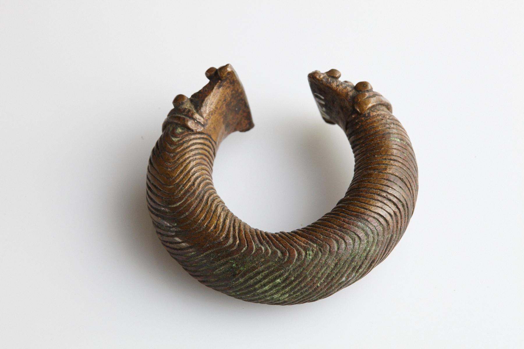 Currency-Armband/Manilla aus Bronze, Dogon-Volkes, Burkina Faso, 19. Jahrhundert (Stammeskunst) im Angebot