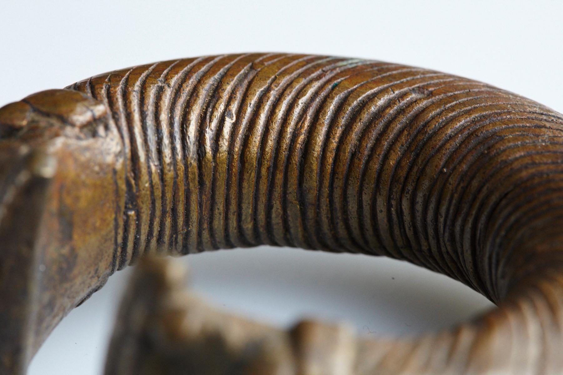 Bracciale in bronzo con moneta/Maniglia, Popolo Dogon, Burkina Faso, XIX secolo In condizioni buone in vendita a Aramits, Nouvelle-Aquitaine