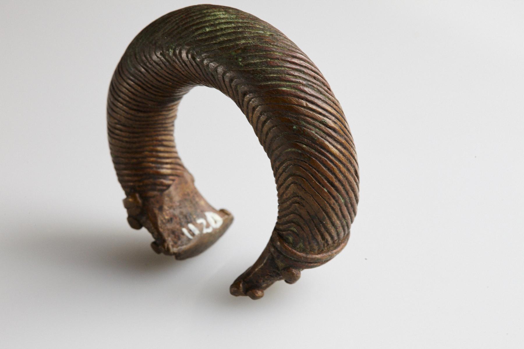 Currency-Armband/Manilla aus Bronze, Dogon-Volkes, Burkina Faso, 19. Jahrhundert im Angebot 2