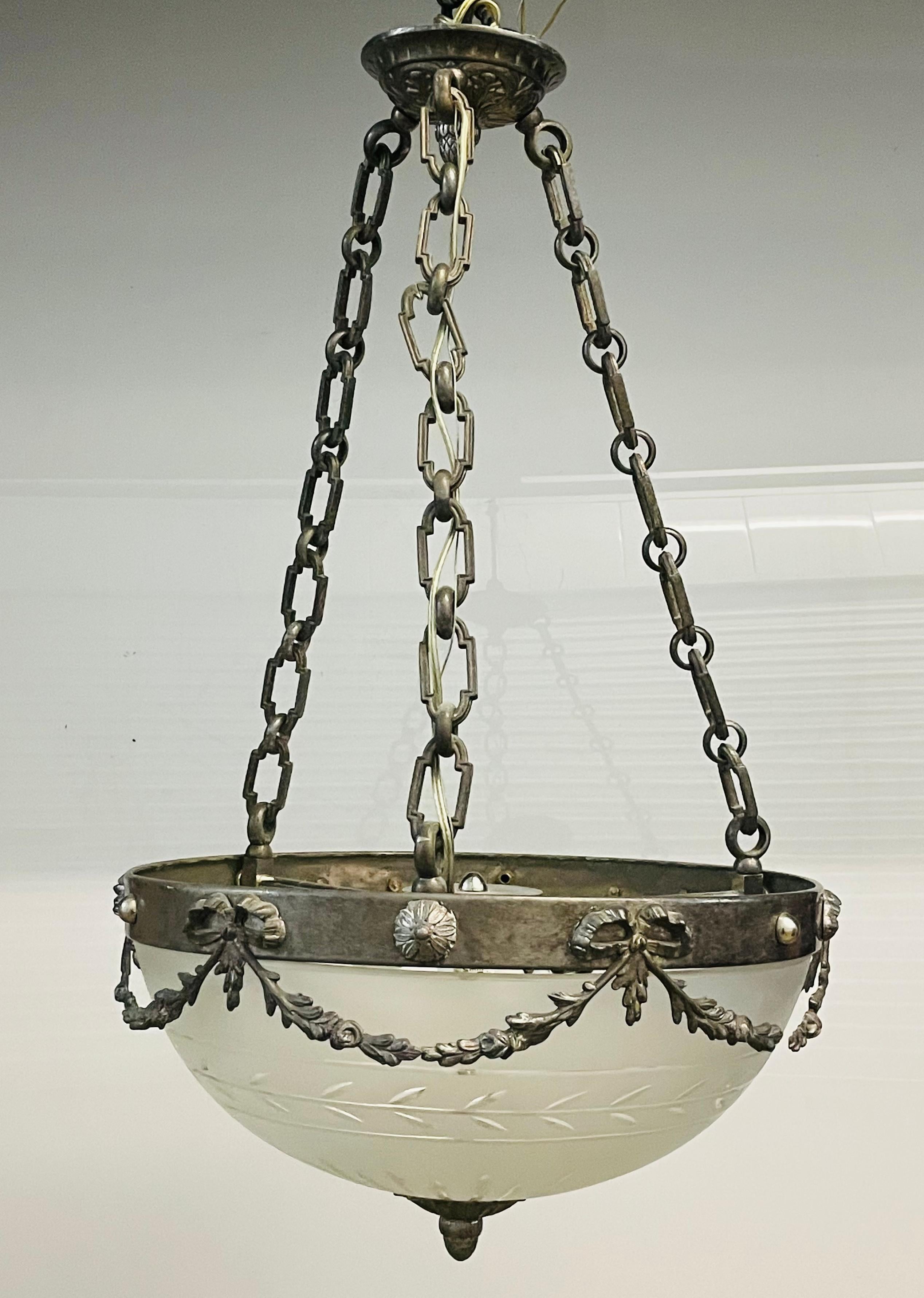 Ti presentiamo lo squisito lampadario in bronzo e vetro tagliato di Bronze Veritable, un vero capolavoro di artigianato che eleverà immediatamente l'atmosfera di qualsiasi spazio. Questo splendido lampadario è una miscela armoniosa di bronzo senza