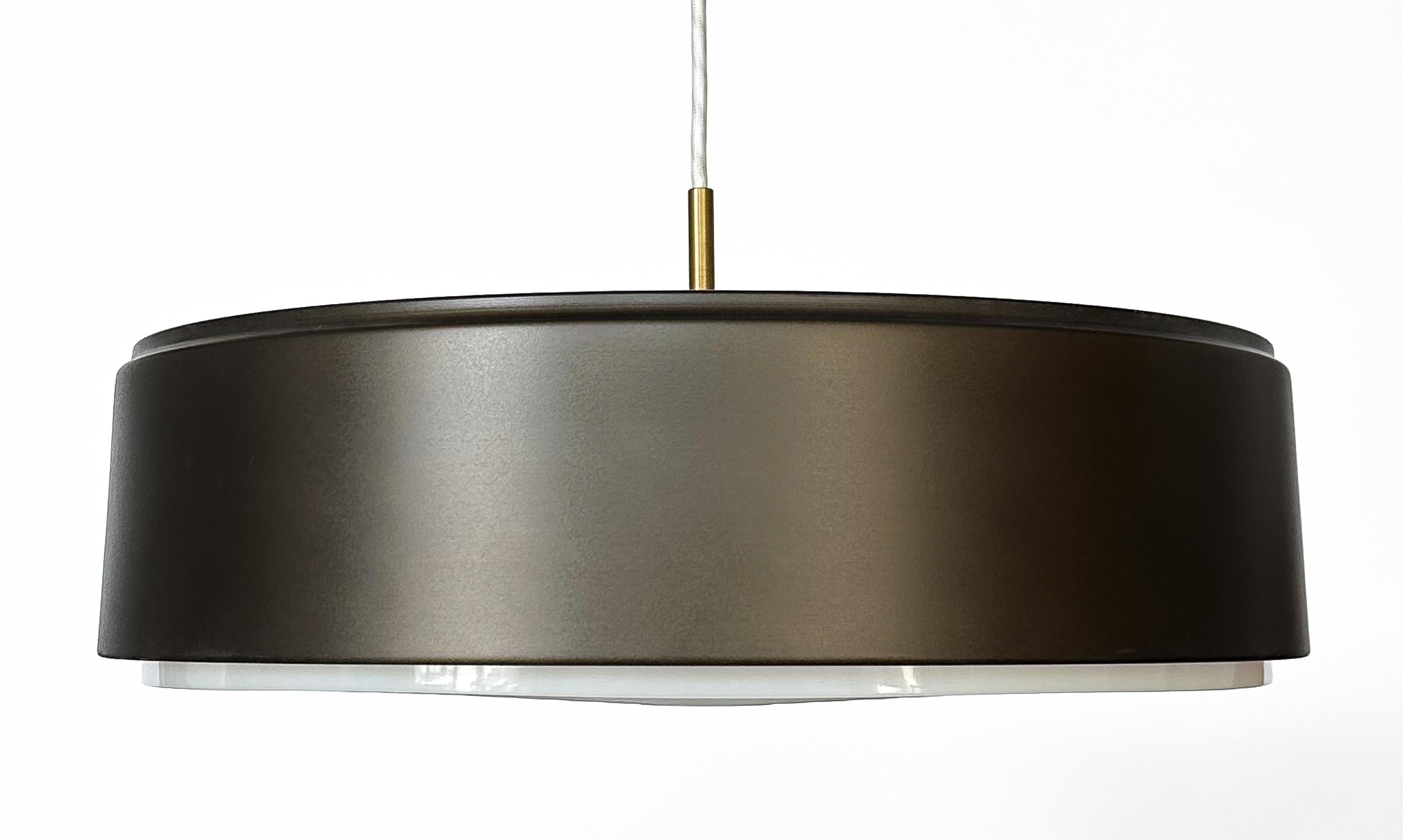 Danois Lampe suspendue cylindrique en bronze de Sven Middelboe pour Nordisk Solar en vente