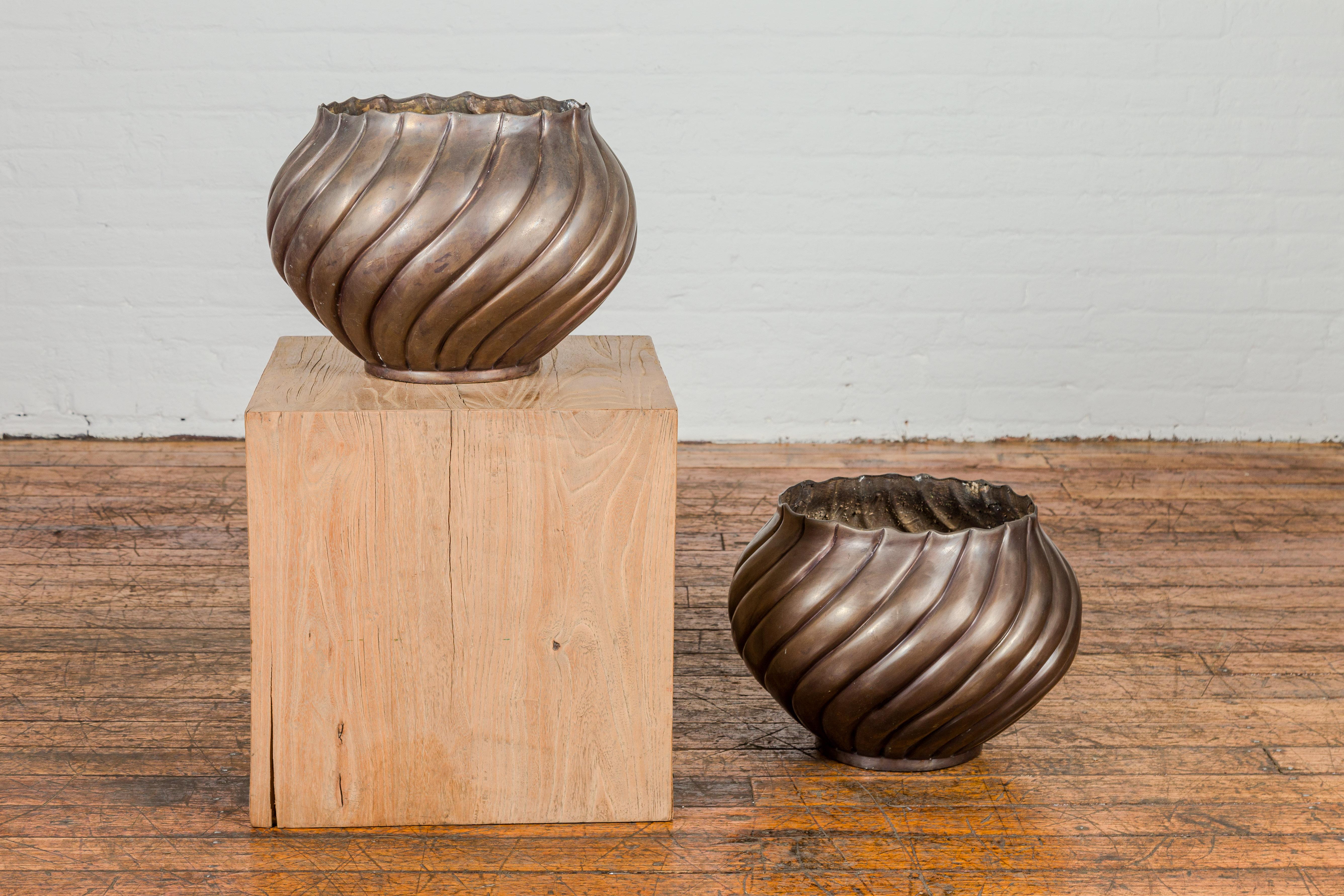 Zylindrische Bronzeurne mit Wellenmotiven und Wellenöffnung aus Bronze, Paar verfügbar im Angebot 9