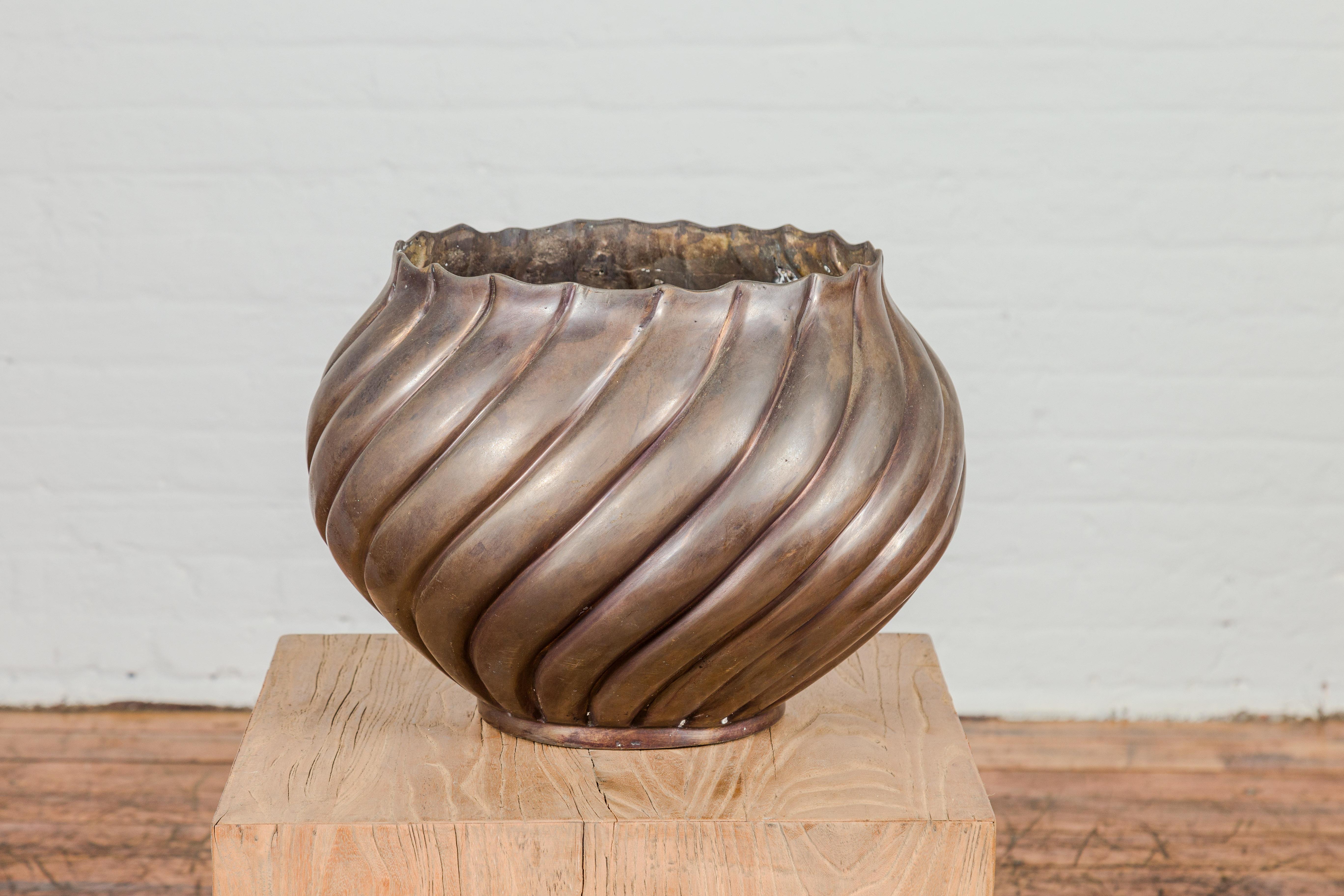 Zylindrische Bronzeurne mit Wellenmotiven und Wellenöffnung aus Bronze, Paar verfügbar im Zustand „Gut“ im Angebot in Yonkers, NY