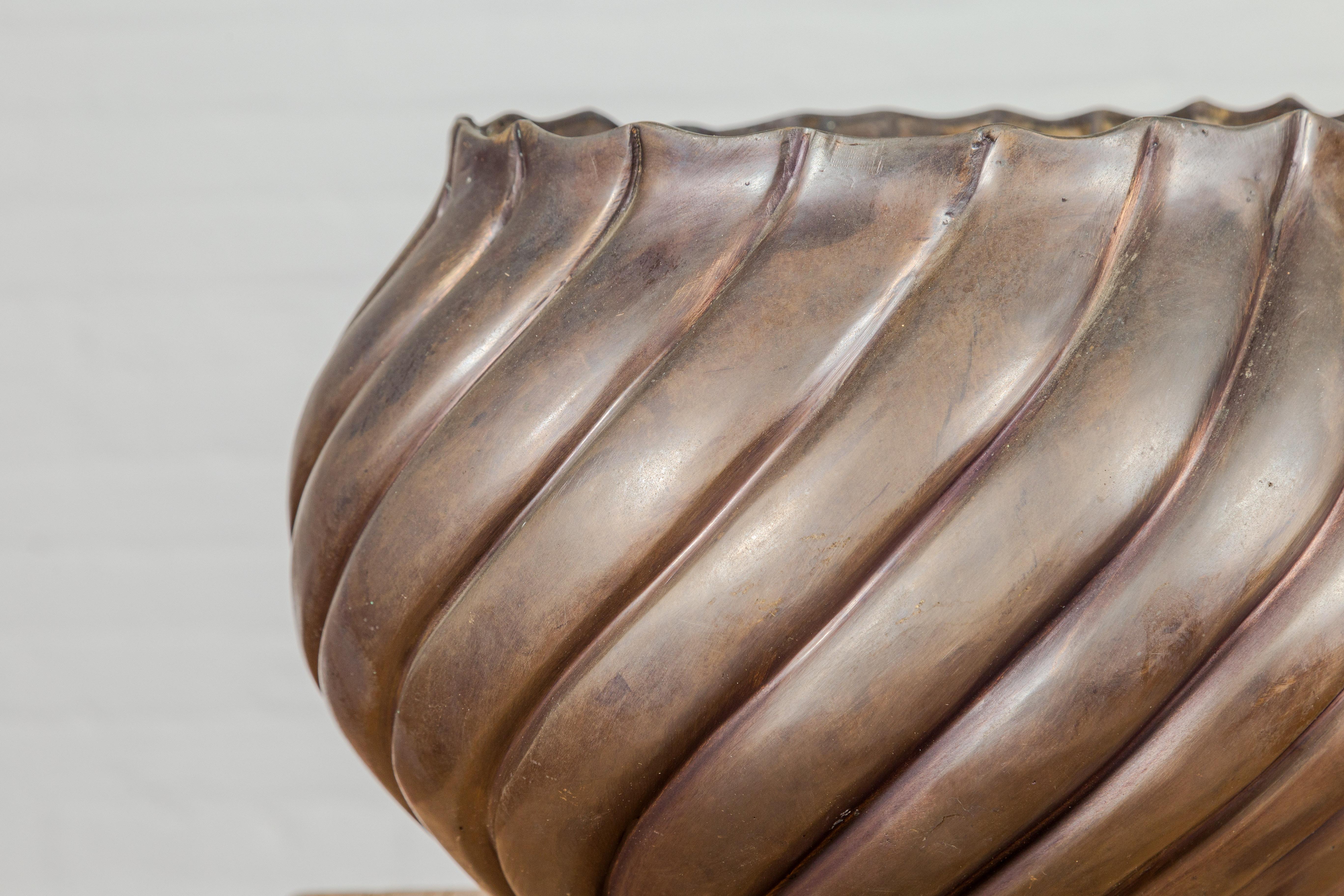 Zylindrische Bronzeurne mit Wellenmotiven und Wellenöffnung aus Bronze, Paar verfügbar (20. Jahrhundert) im Angebot