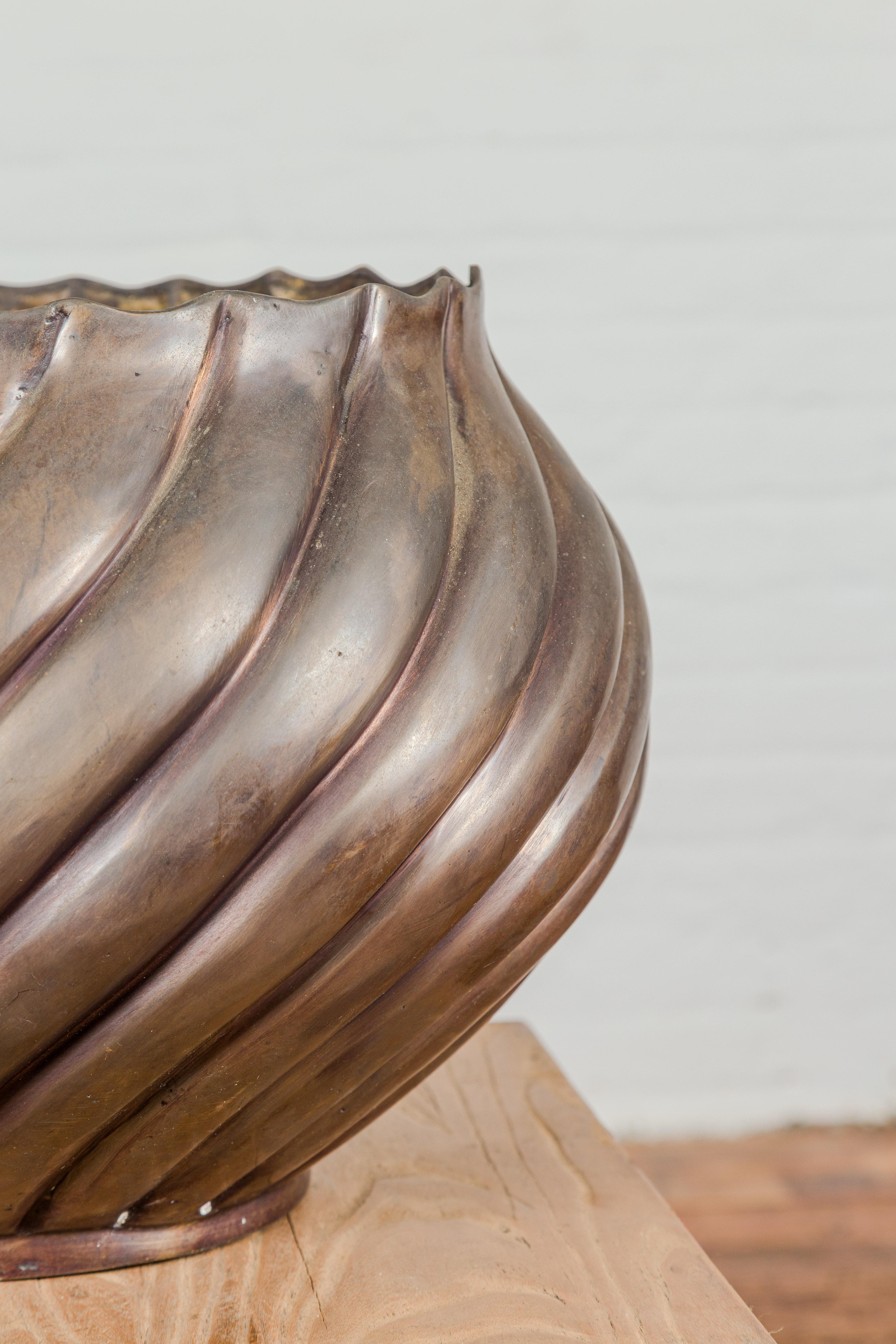 Zylindrische Bronzeurne mit Wellenmotiven und Wellenöffnung aus Bronze, Paar verfügbar im Angebot 1