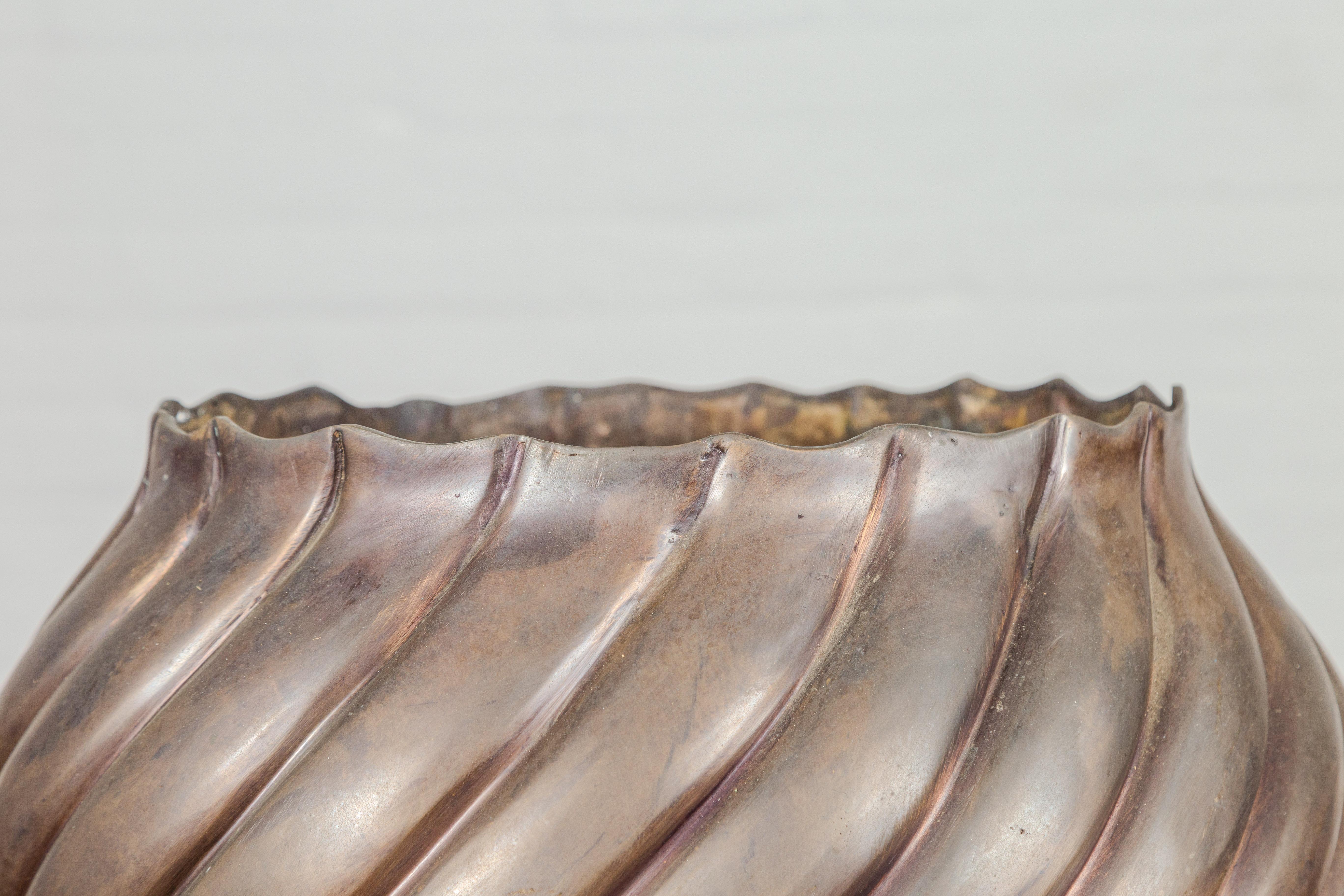Zylindrische Bronzeurne mit Wellenmotiven und Wellenöffnung aus Bronze, Paar verfügbar im Angebot 2