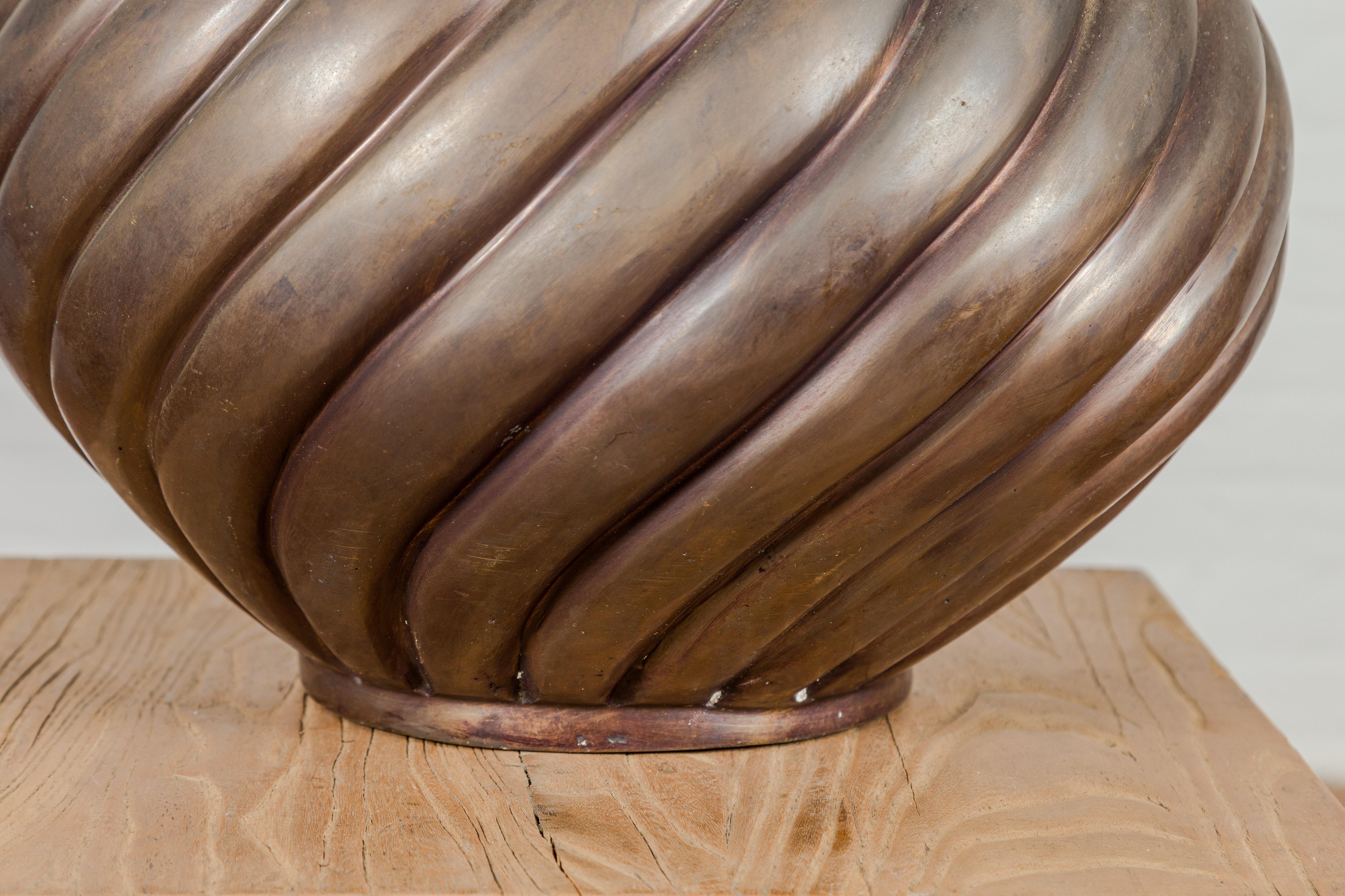 Zylindrische Bronzeurne mit Wellenmotiven und Wellenöffnung aus Bronze, Paar verfügbar im Angebot 3