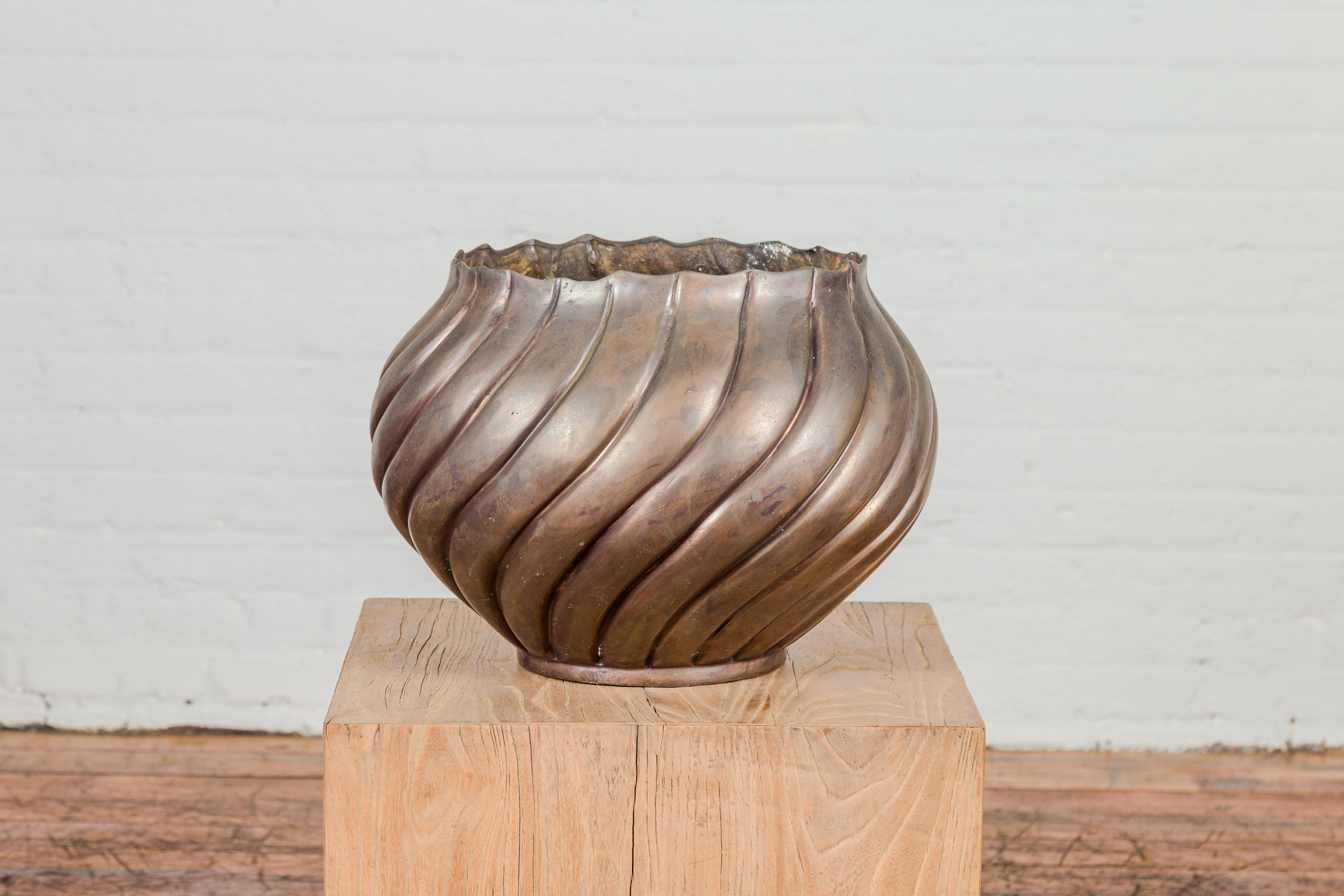 Zylindrische Bronzeurne mit Wellenmotiven und Wellenöffnung aus Bronze, Paar verfügbar im Angebot 4
