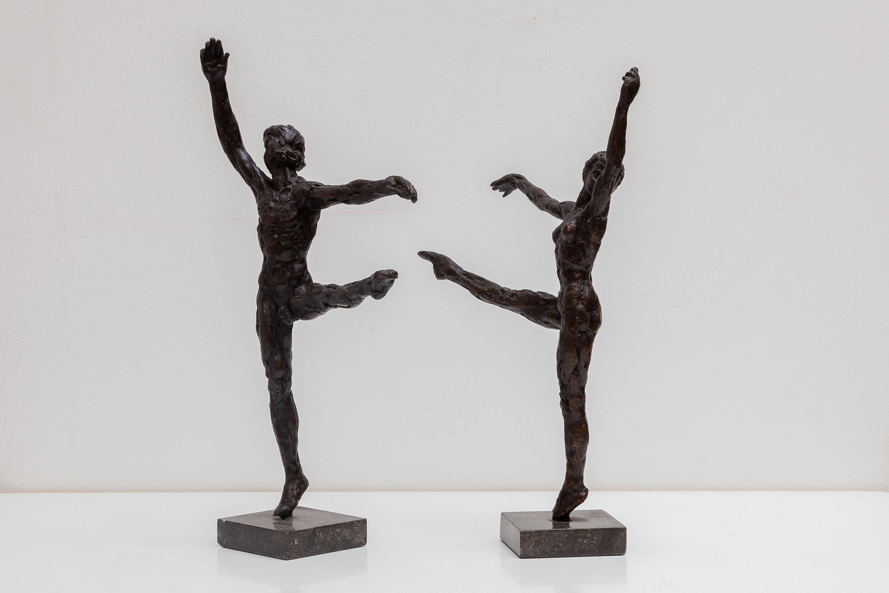Wunderschönes Set von zwei ausdrucksstarken Tänzerinnen aus den siebziger Jahren, handgefertigt in Bronze, inspiriert von gemeißelten Tonskulpturen, einer Technik, die für die siebziger Jahre charakteristisch ist und den Tänzerinnen eine besondere