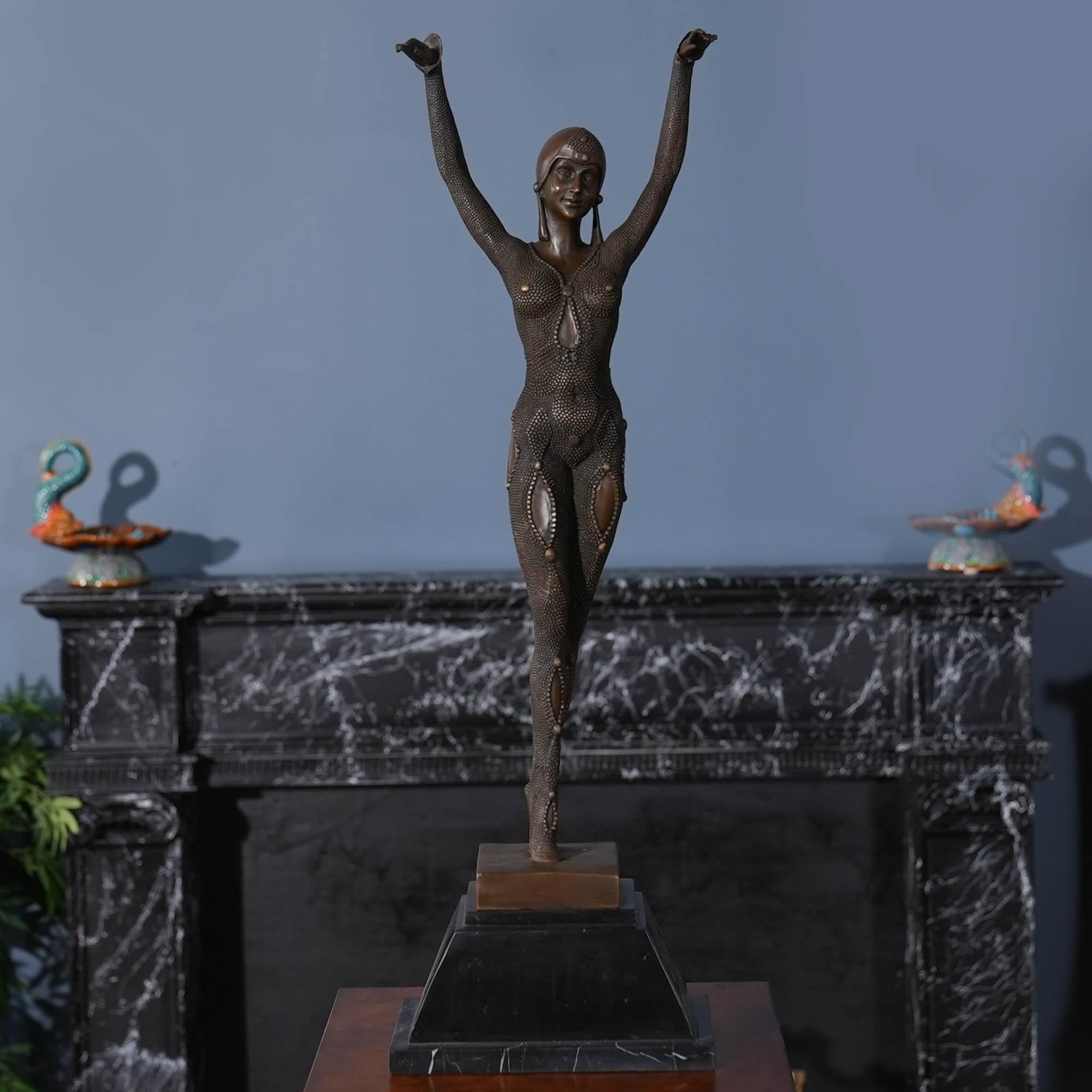Die tanzende Frau aus Bronze auf einem Marmorsockel ist selbst im Stillstand anmutig und stellt eine auffällige Ergänzung für jede Umgebung dar. Die Bronzestatue der tanzenden Frau wurde im traditionellen Wachsausschmelzverfahren gegossen und mit