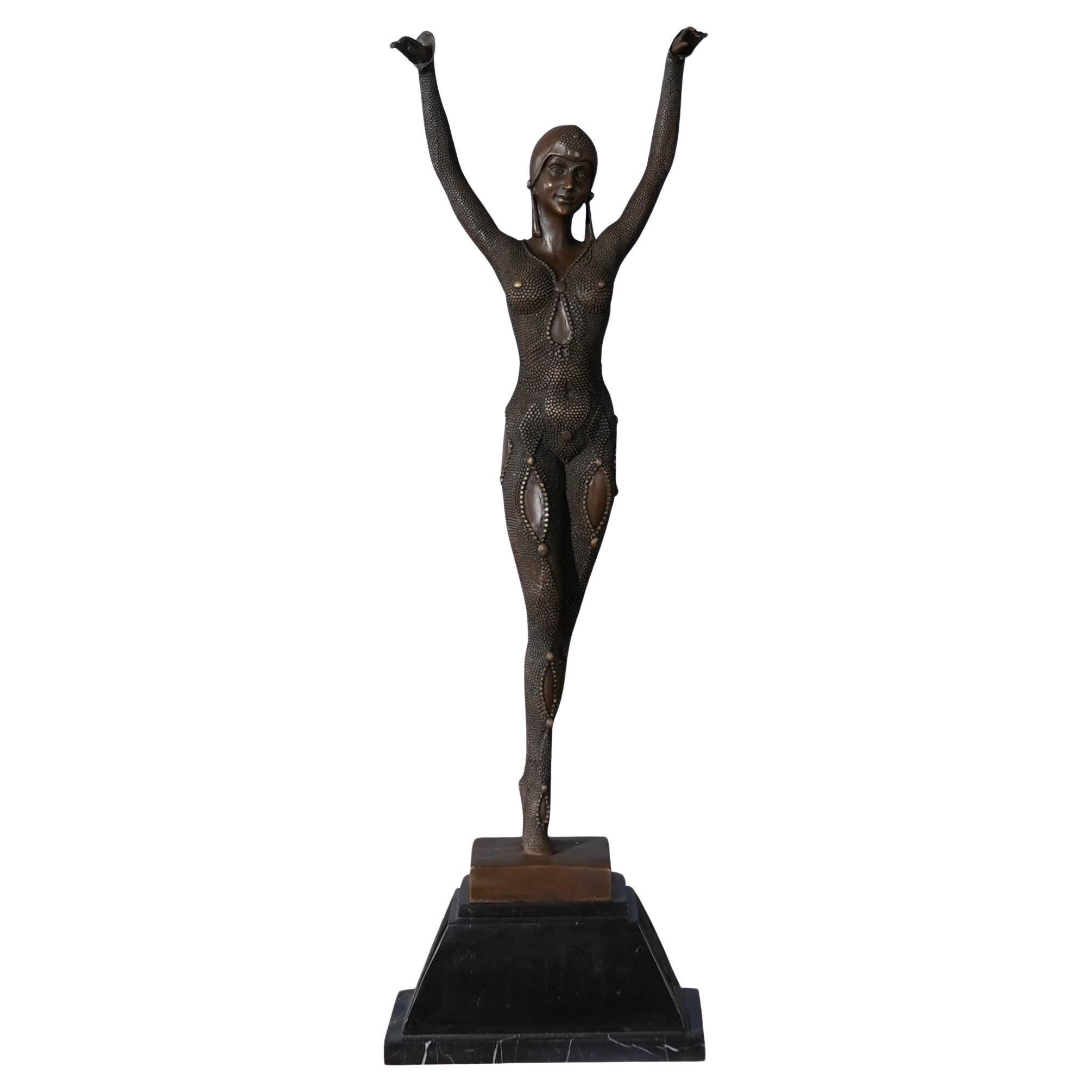 Bronze tanzende Frau auf Marmorsockel im Angebot
