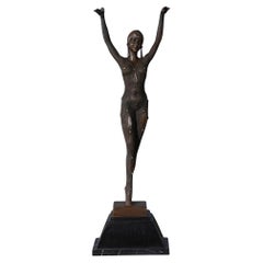 Bronze tanzende Frau auf Marmorsockel