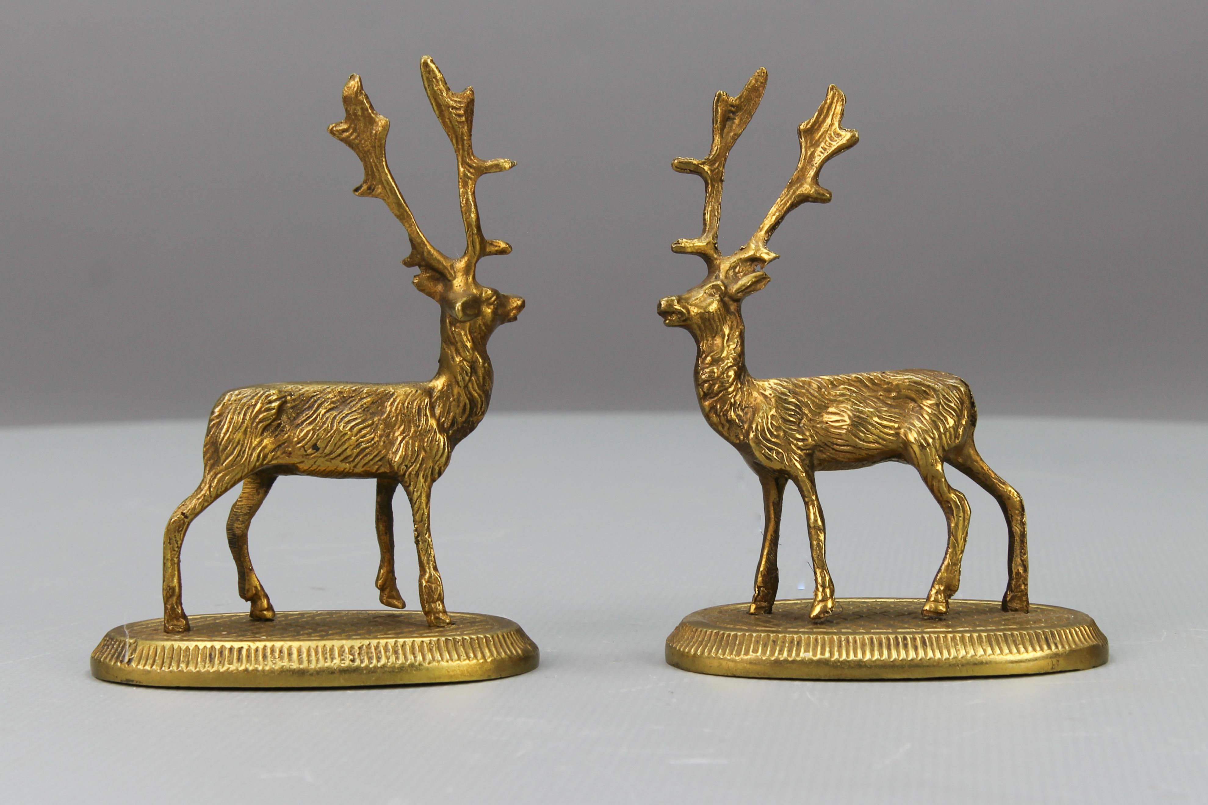 Small bronze deer figurines, set of two, date back to the 1950s. These are a pair of small deer figurines mounted on oval pedestals. 
The sculptures are in good condition, with slight signs of aging. 
Their dimensions are as follows: height: 11 cm /