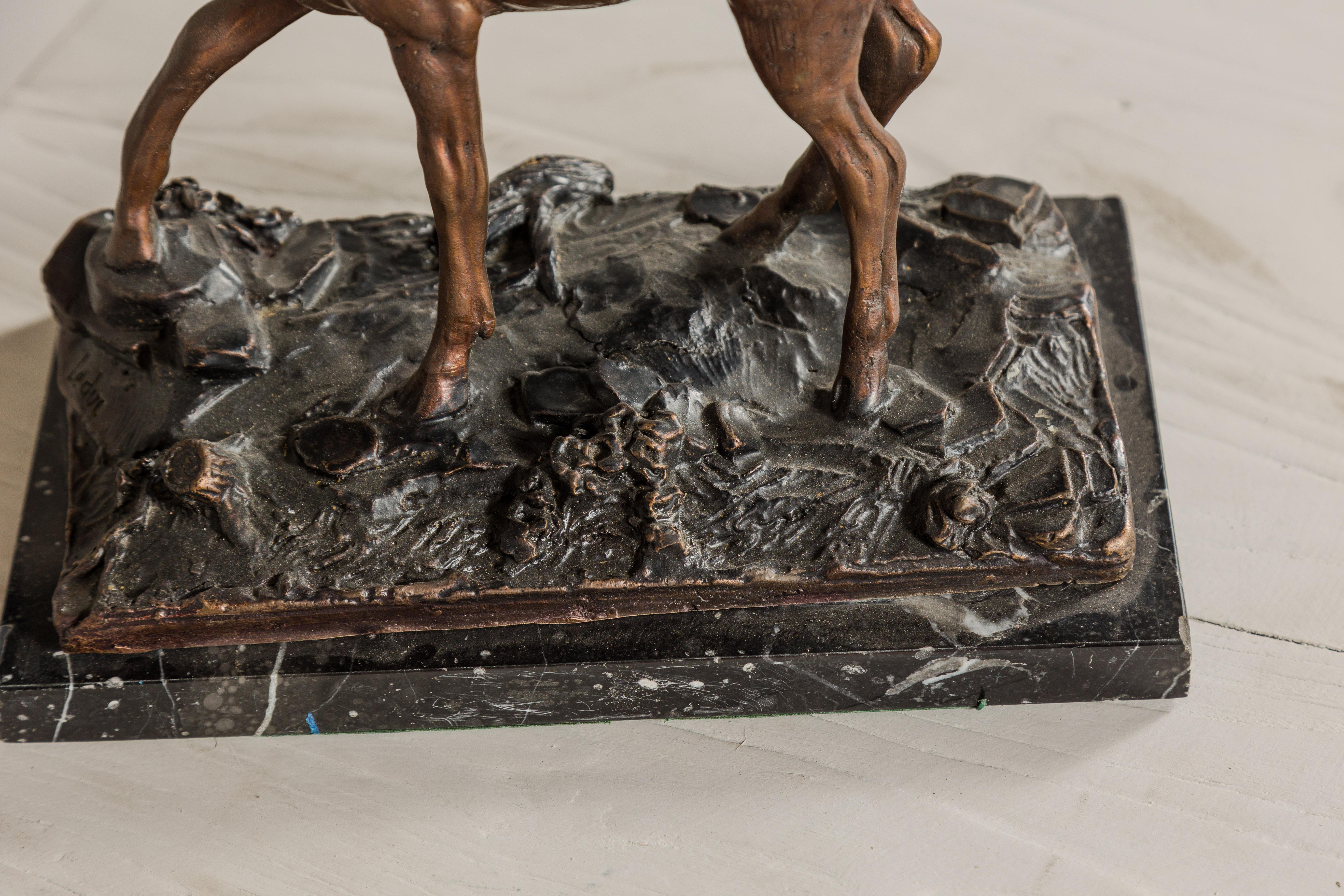 Sculpture de cerf montée sur une base en marbre et bronze texturé en vente 5