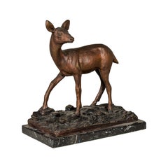 Sculpture de cerf montée sur une base en marbre et bronze texturé