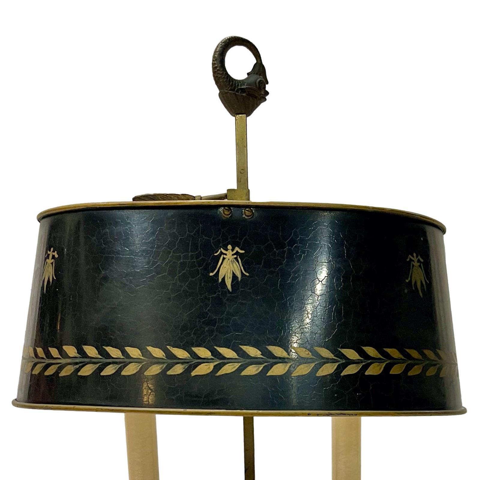 Lampe de bureau française en bronze, datant des années 1950, avec dauphins sur le corps.

Mesures :
Hauteur : 20.5