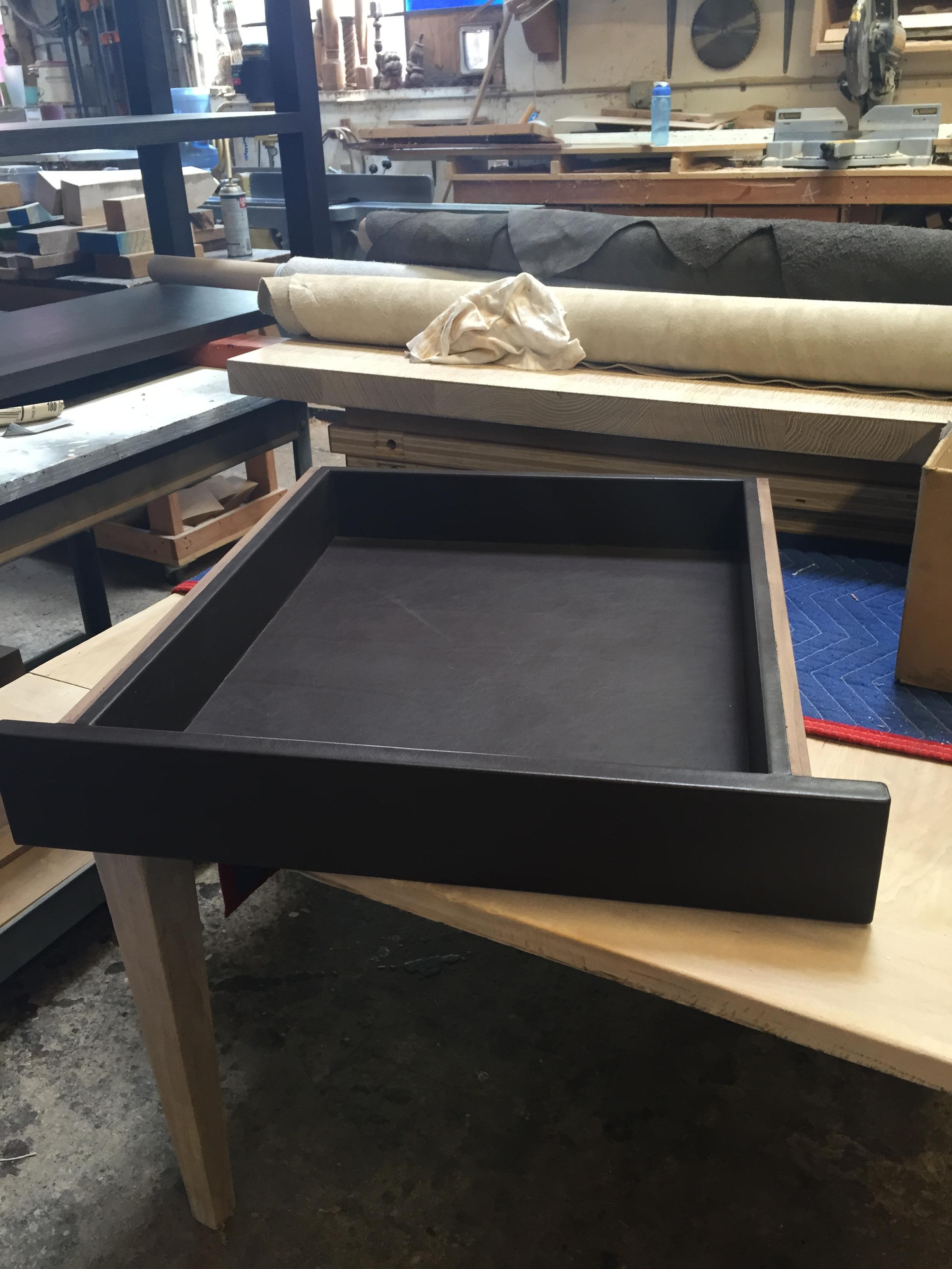 Bronze-Schreibtisch mit schwarz oder braunem Leder umwickeltem Oberteil (Gegossen) im Angebot
