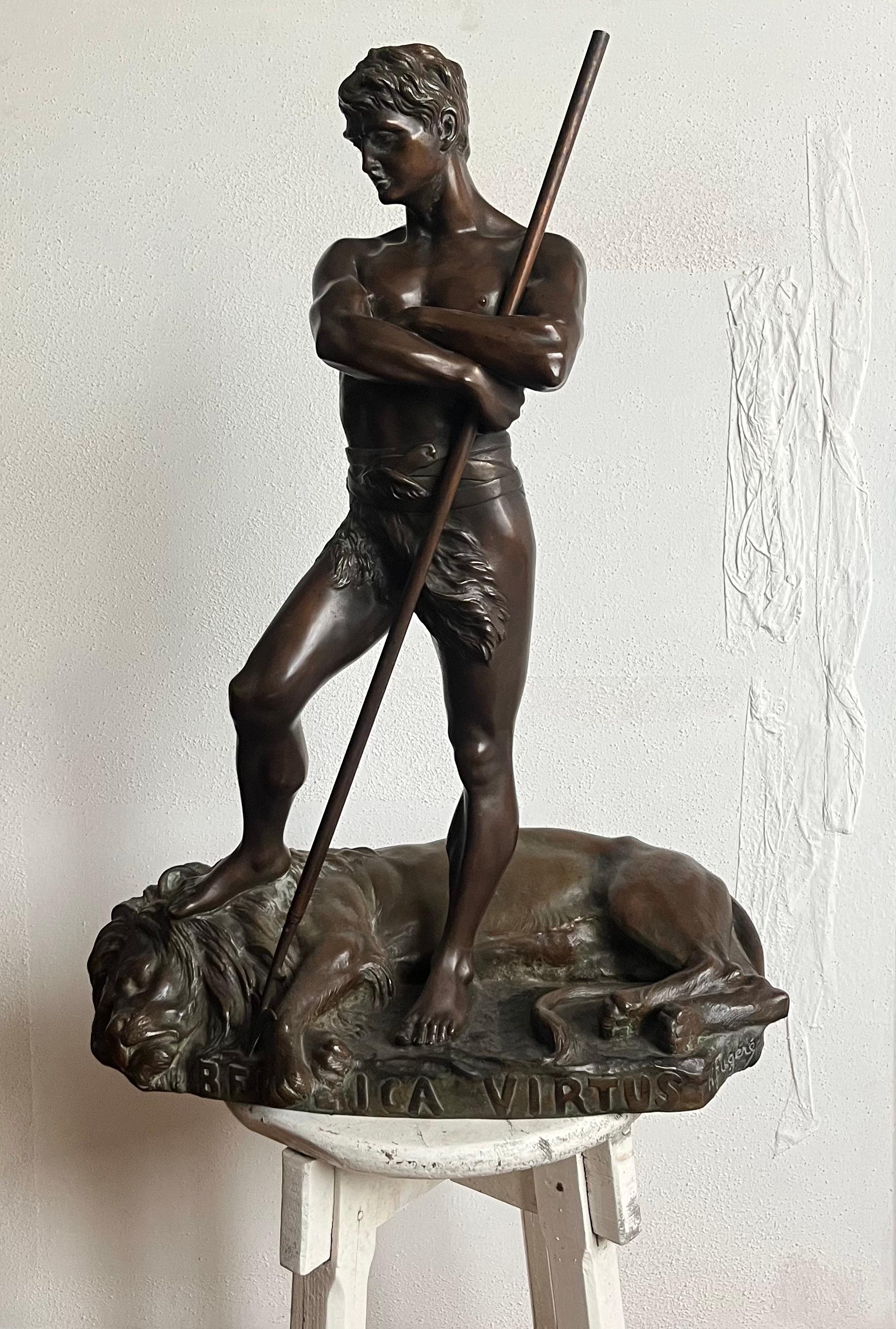 Sublime bronzo dell'artista Henri FUGÈRE raffigurante un personaggio armato di una lancia che terrorizza un leone. 

Sulla terrazza l'iscrizione 