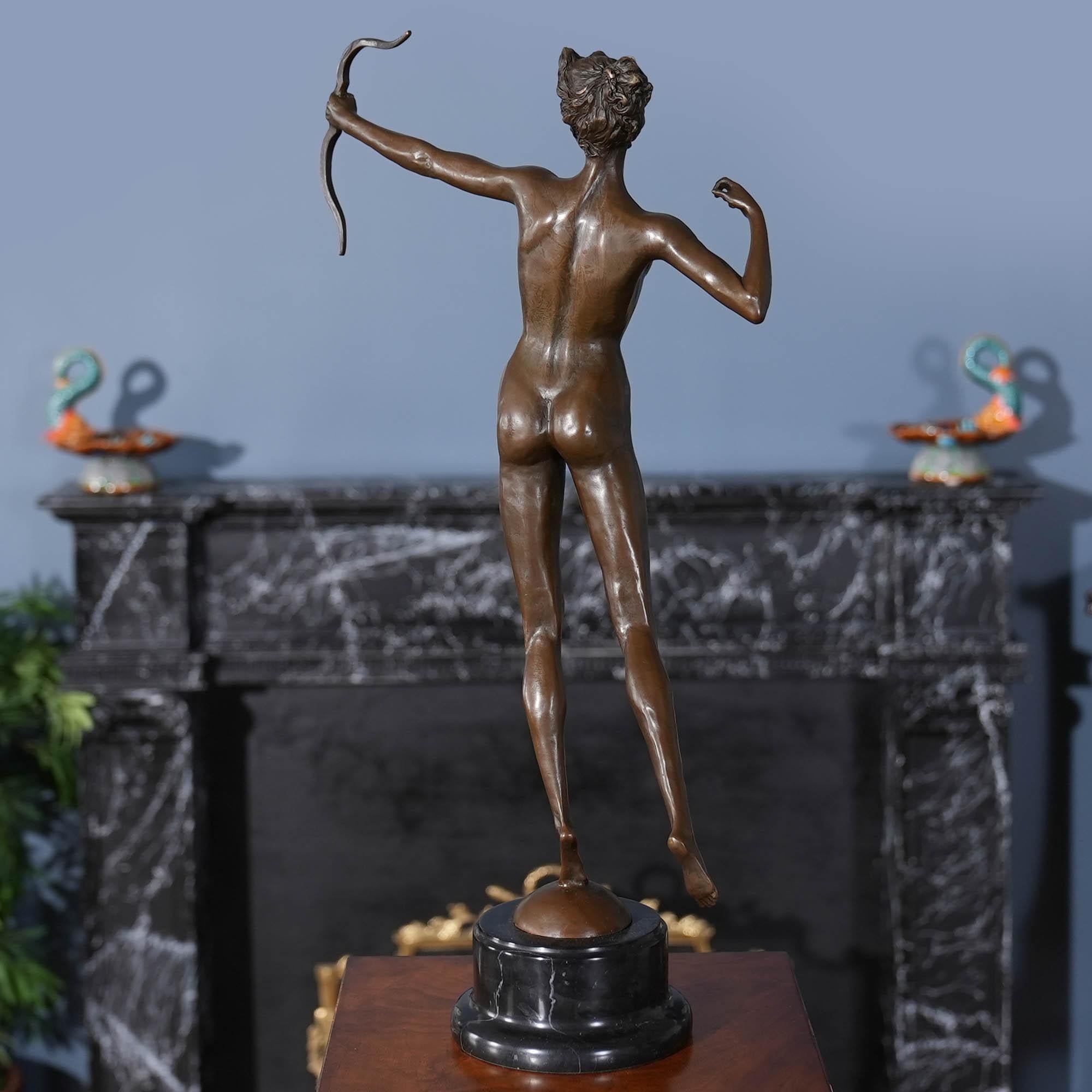 Diana der Jägerin aus Bronze auf Marmorsockel im Angebot 2