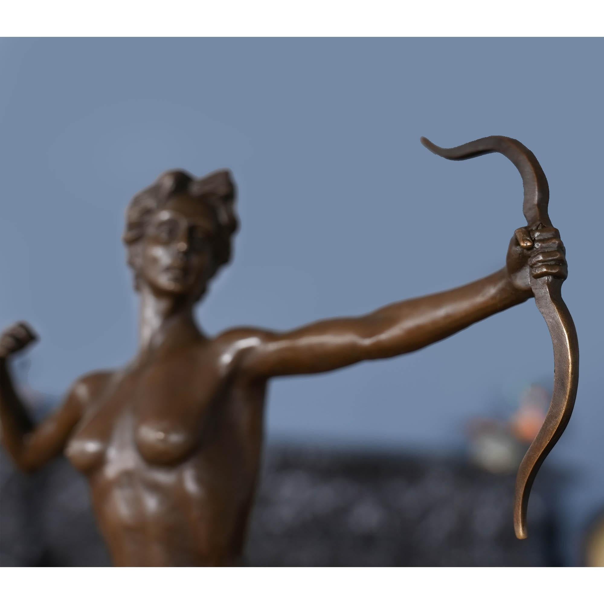 Diana der Jägerin aus Bronze auf Marmorsockel im Angebot 3