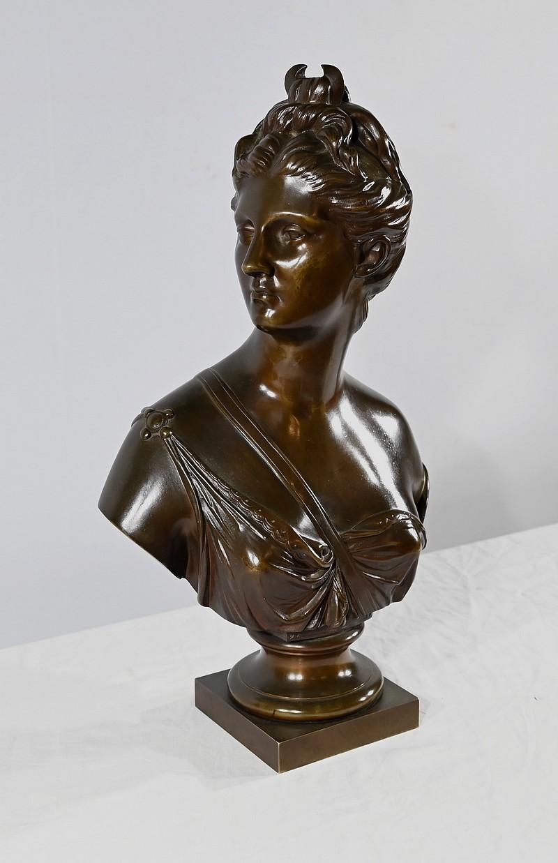 Belle sculpture en bronze à patine brune d'après Jean-Antoine Houdon (1741-1828) représentant Diane, déesse de la lune et de la chasse, vêtue d'une tunique et couronnée d'un croissant de lune. La sculpture repose sur un piédestal.

********

Période