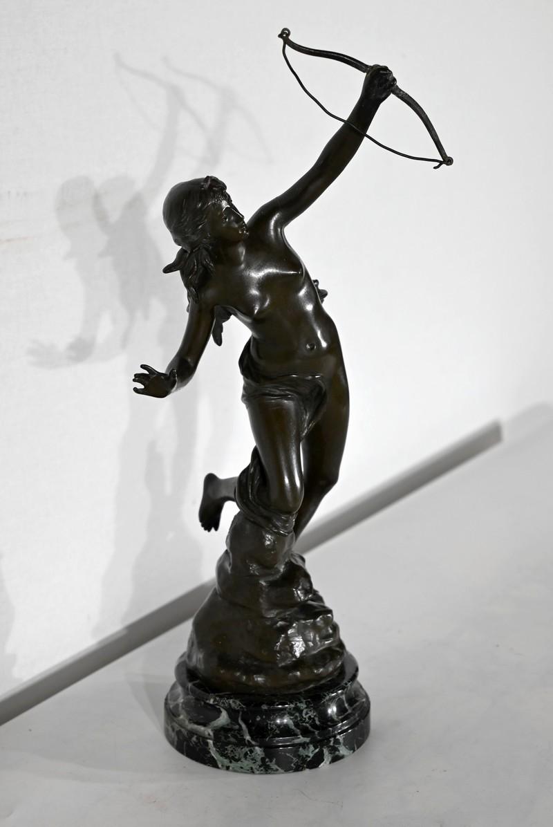 Bronce patinado marrón oscuro, sobre base de mármol verde mar, firmado J. Garnier en la base.
Jean Garnier (1853-1910) fue un escultor, esmaltador y perseguidor originario de la región de Vendée. Artista autodidacta con amplios conocimientos