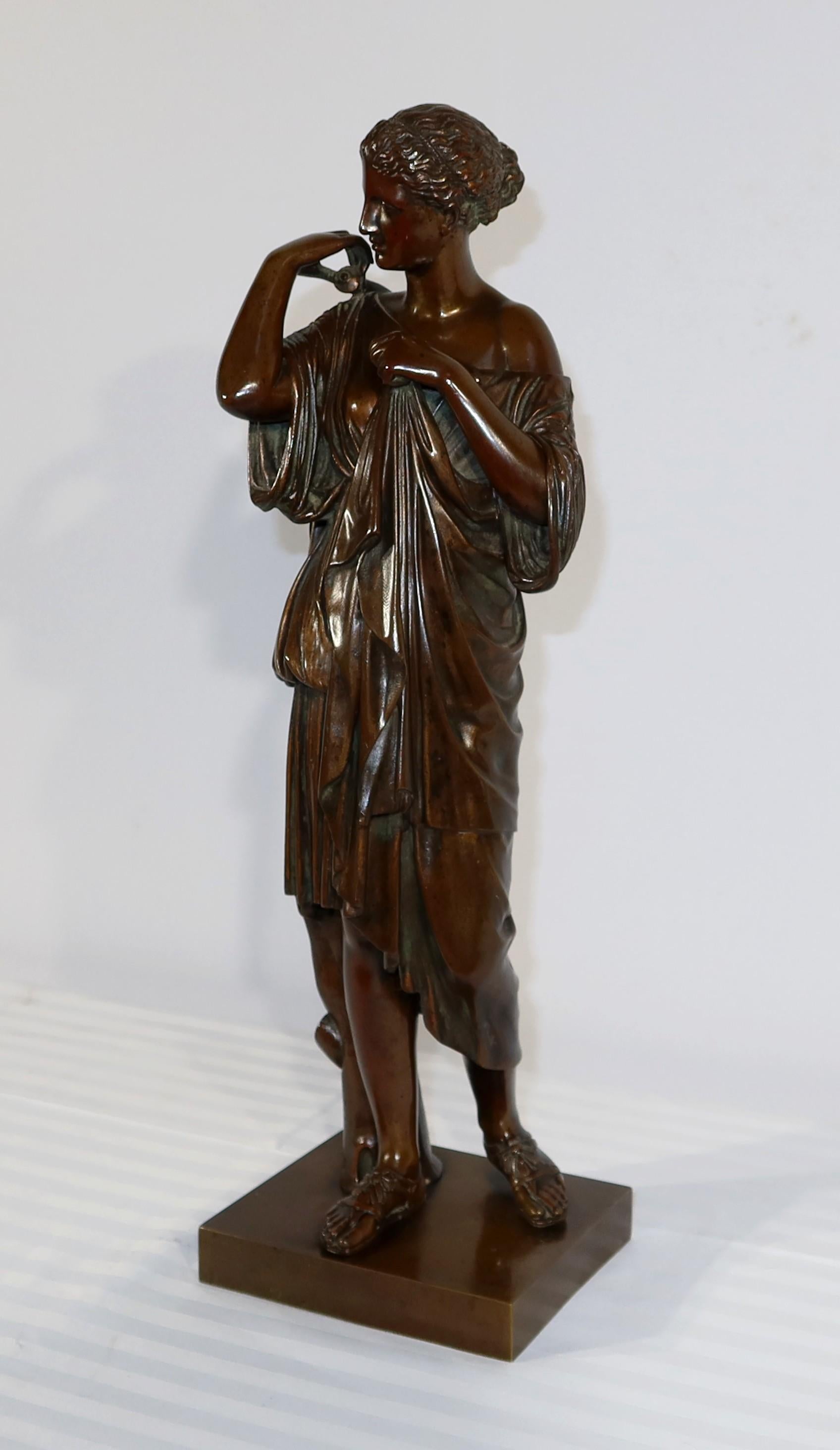 Bronzo fuso con patina marrone, firmato Sauvage, replica della scultura romana in marmo dell'epoca dell'imperatore Tiberio, attribuita a Praxiteles e scoperta durante gli scavi del 1792 a Gabii, in Italia, e conservata al Louvre.
Artemis, dea della