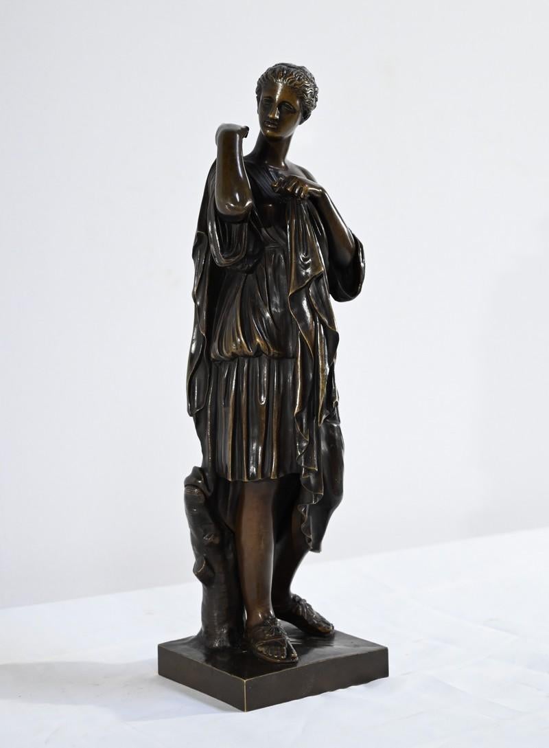 Una replica della scultura romana in marmo attribuita a Praxiteles (circa 395-326 a.C.), scoperta durante gli scavi del 1792 a Gabii, in Italia.
Quest'opera raffigura Artemis, dea della caccia e della Nature, che indossa un corto chitone con ampie