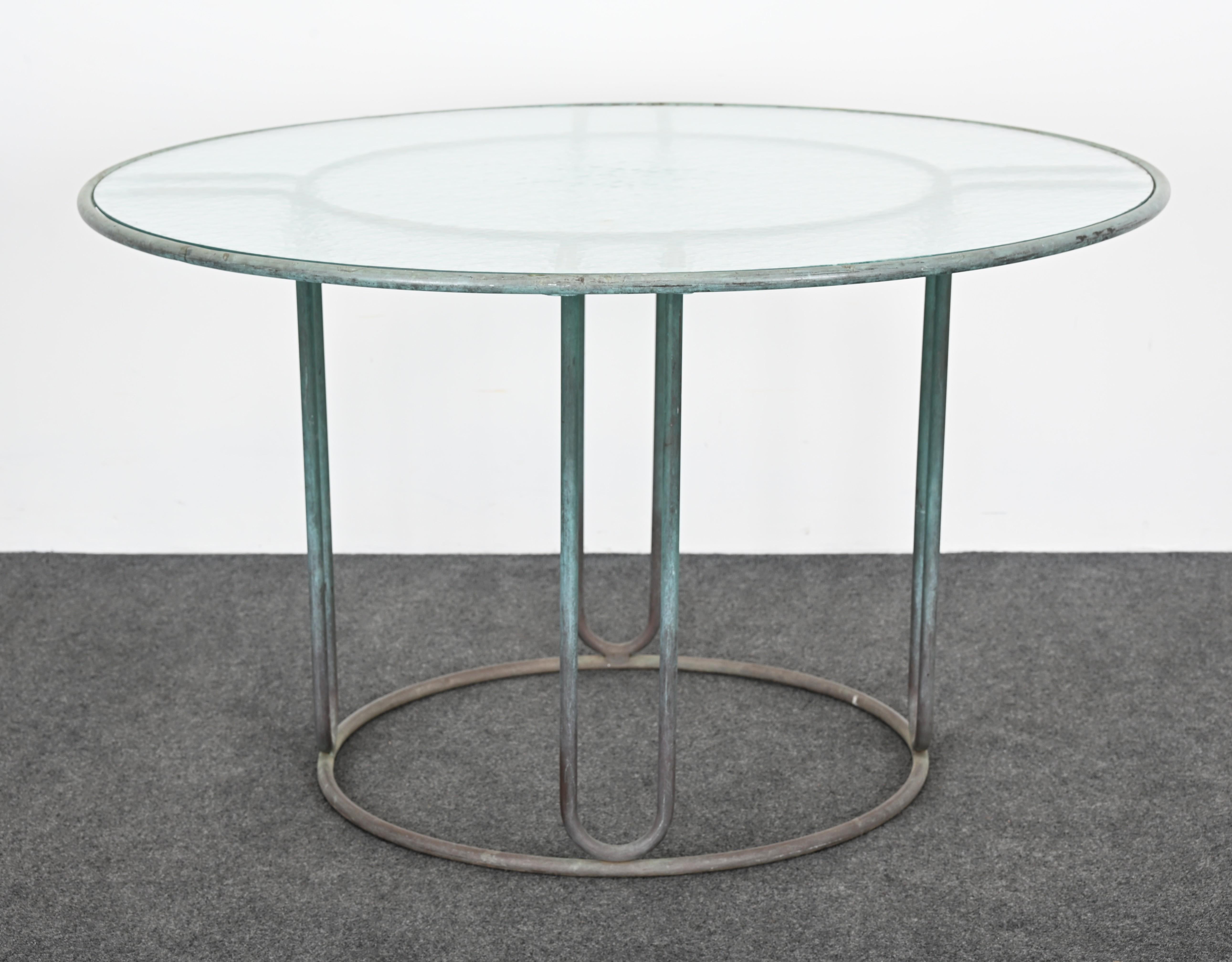 Iconico e da collezione tavolo da pranzo da patio in bronzo Walter Lamb Model C-2700, la versione da 48 pollici. Progettato alla fine degli anni '40 e prodotto da Brown Jordan per tutti gli anni '50 e i primi anni '60, questo è un esemplare