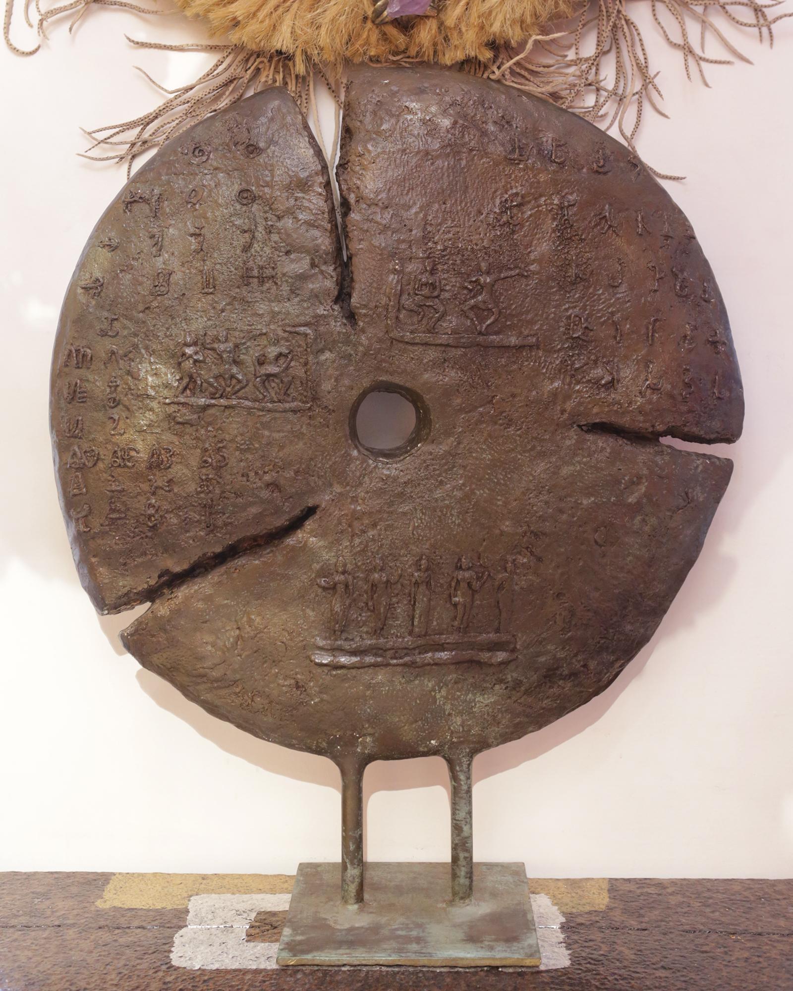Sculpture bronze discus with varnished finish,
with embossed characters representing the joy
of life and with embossed tribal symbols.
Exceptional piece made in France in 2016.