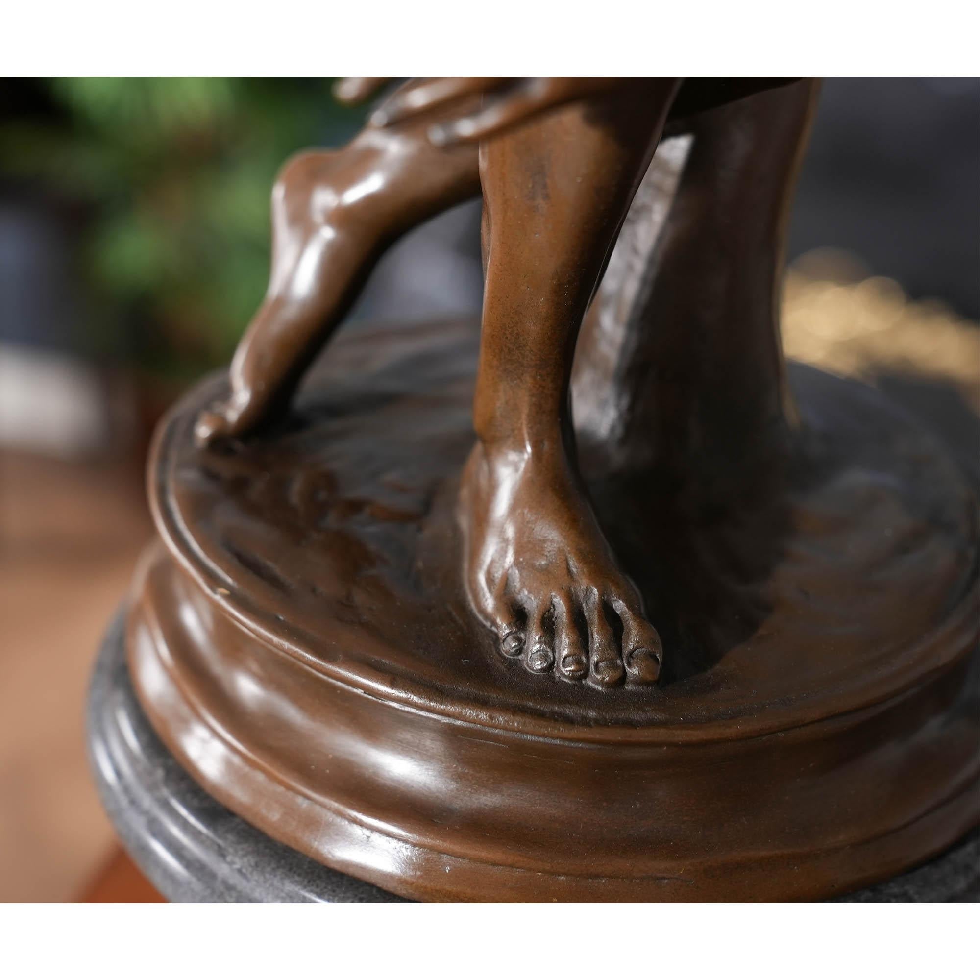 Discus-Überwurf aus Bronze auf Marmorsockel (21. Jahrhundert und zeitgenössisch) im Angebot