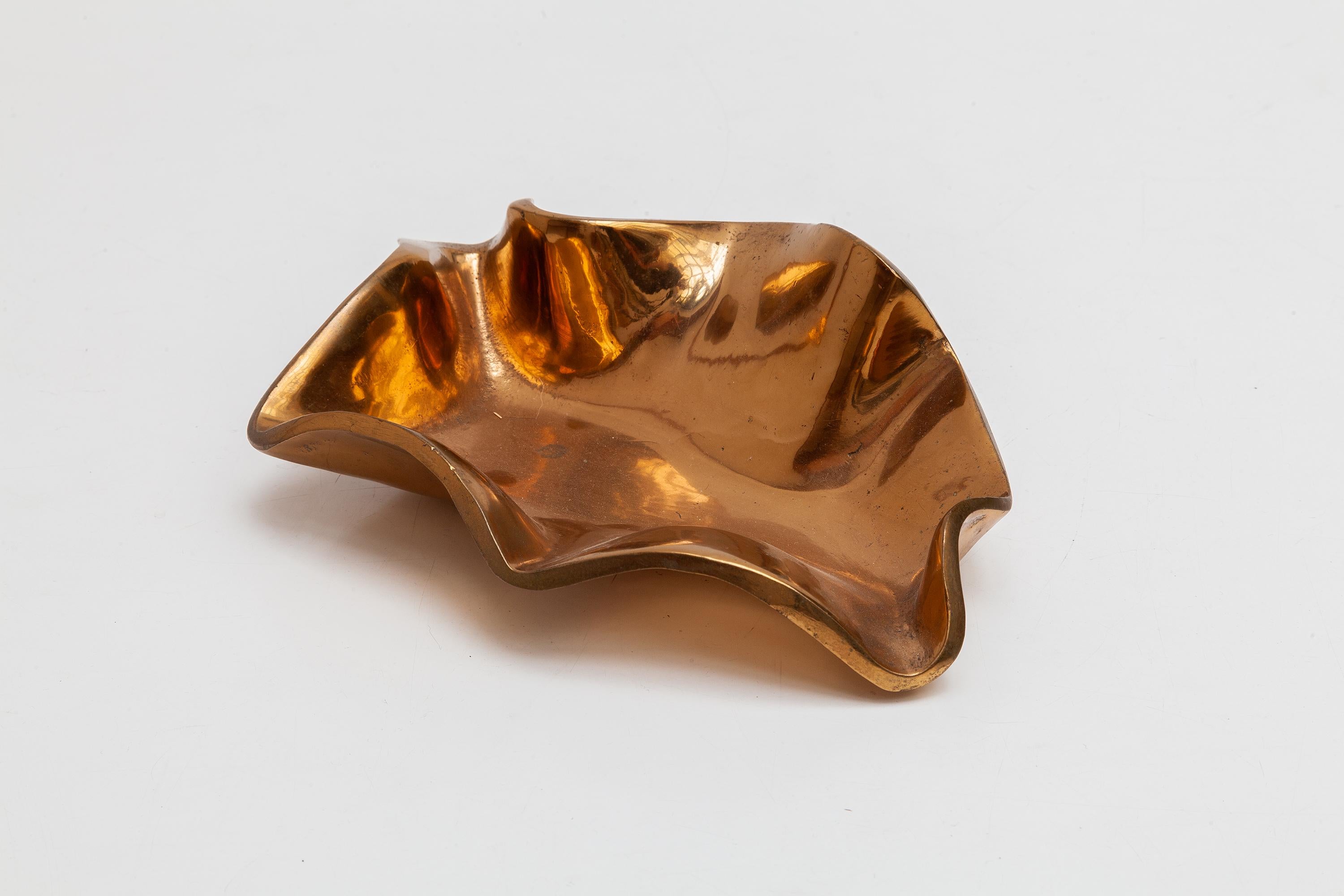 Vintage midcentury decorative bronze dish with organic wavy edge. Signed by the artist.
Measures: 26 W x 6 H x 15 D cm.