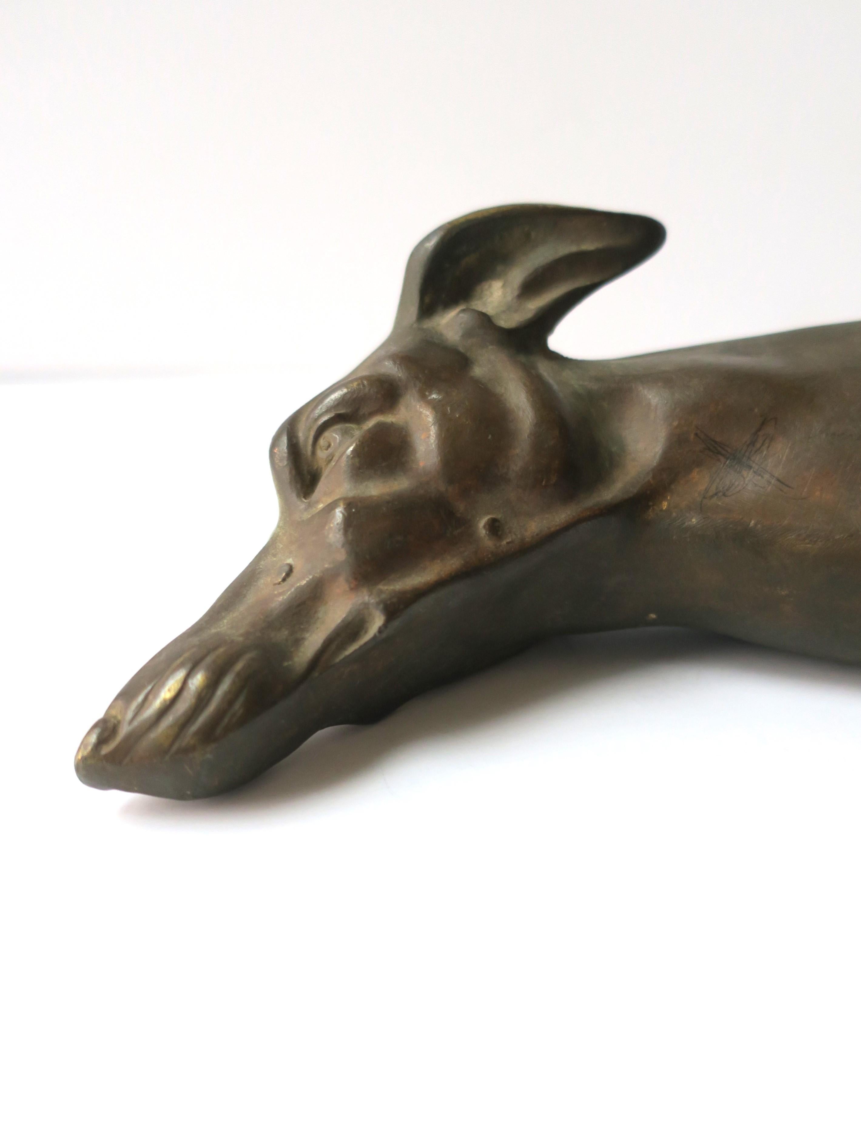 Sculpture d'animal lévrier en bronze de la période Art déco  en vente 3
