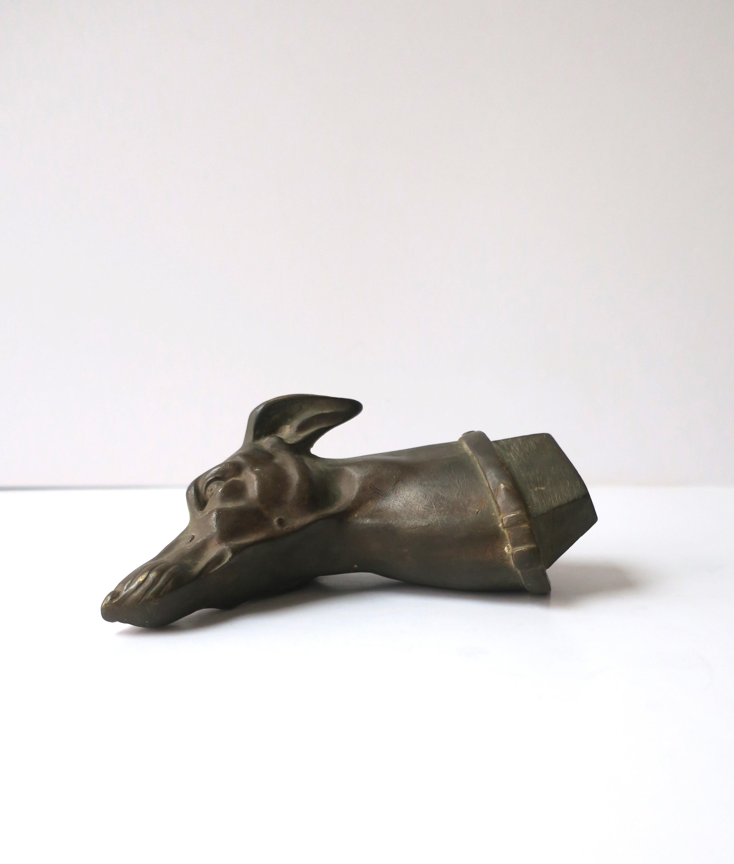 Sculpture d'animal lévrier en bronze de la période Art déco  Bon état - En vente à New York, NY