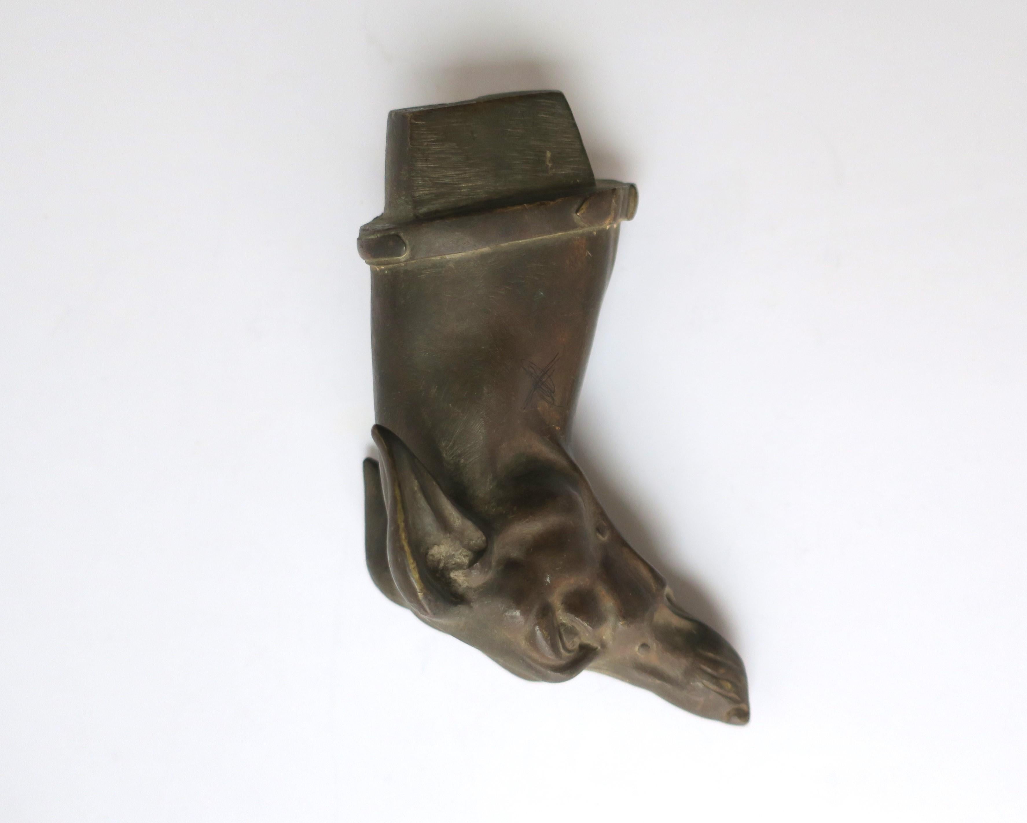 20ième siècle Sculpture d'animal lévrier en bronze de la période Art déco  en vente