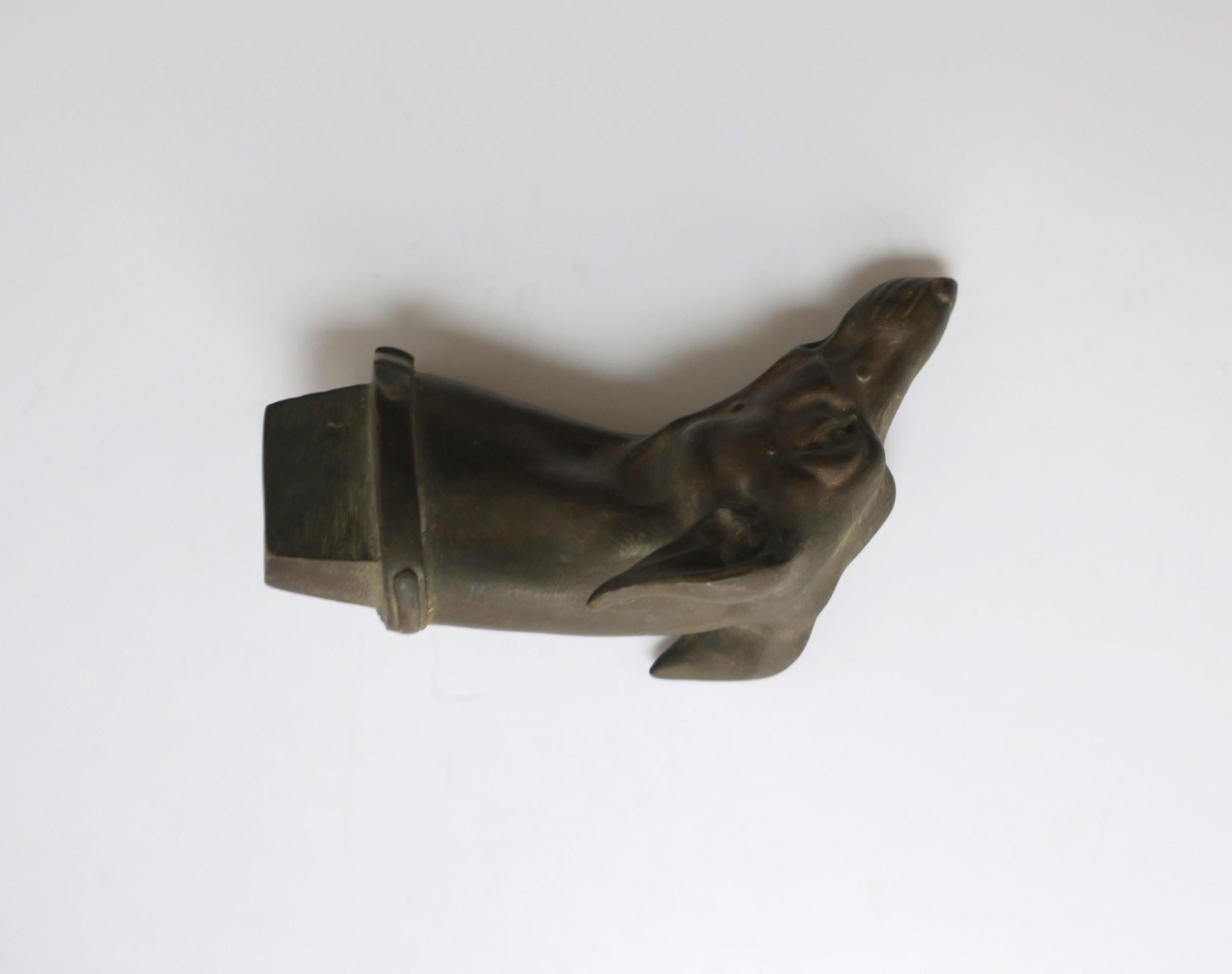 Bronze Sculpture d'animal lévrier en bronze de la période Art déco  en vente