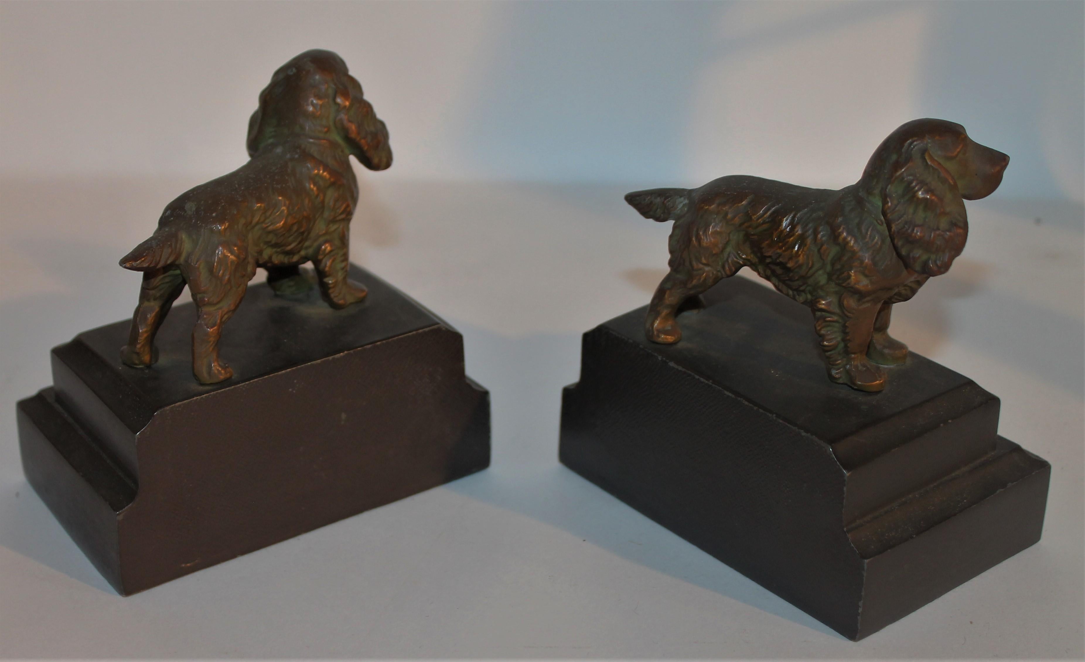 Américain Paire de serre-livres en bronze avec chien en vente