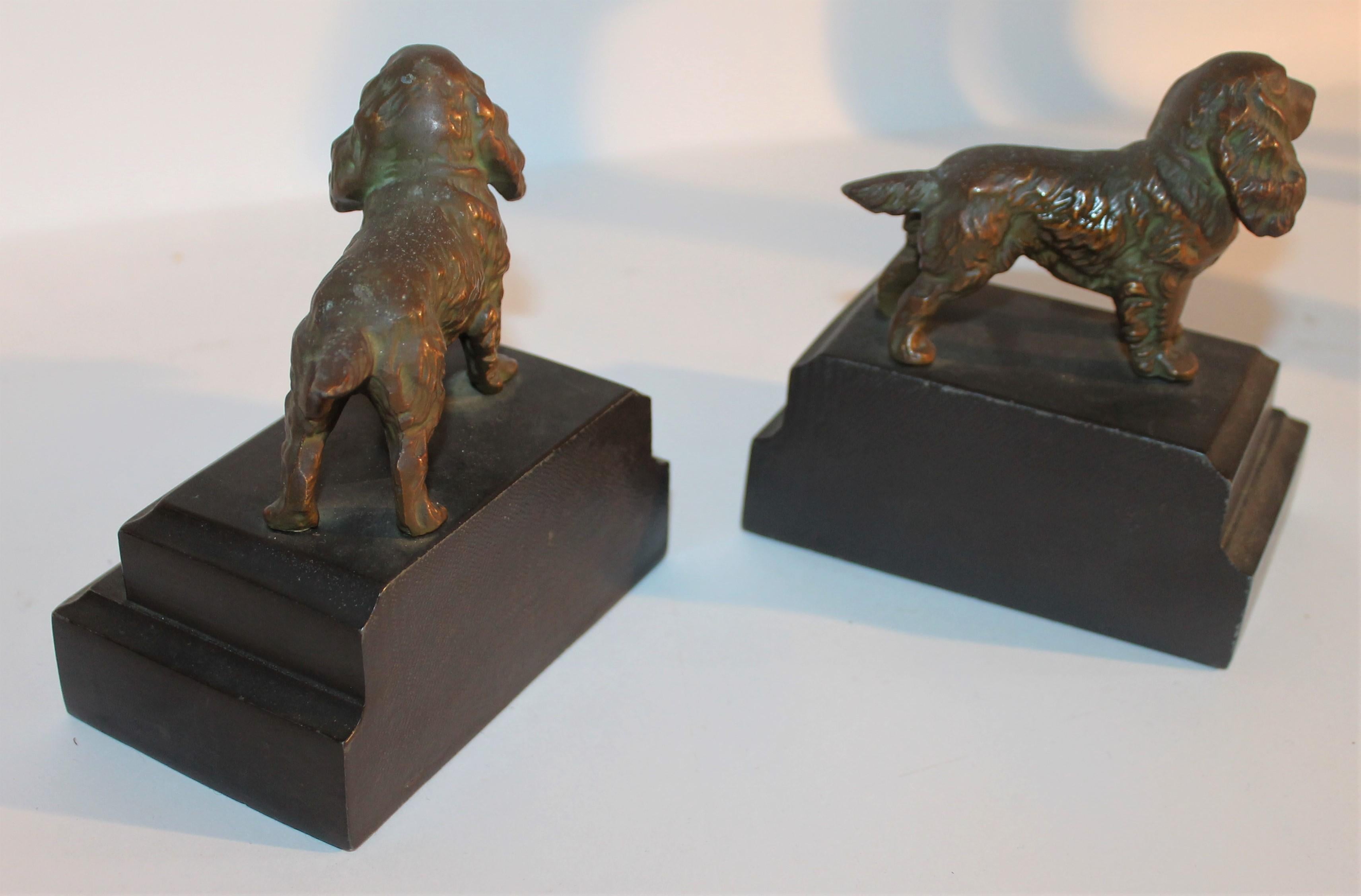 Paire de serre-livres en bronze avec chien Bon état - En vente à Los Angeles, CA