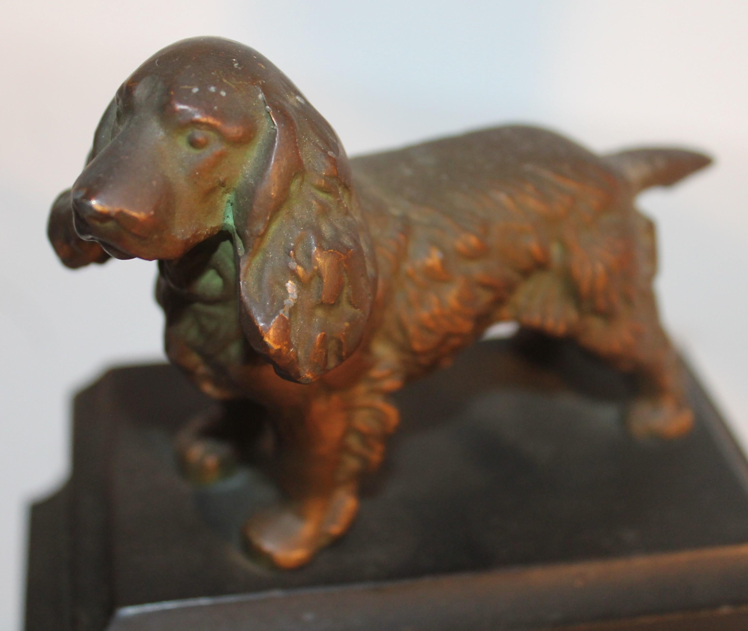 20ième siècle Paire de serre-livres en bronze avec chien en vente