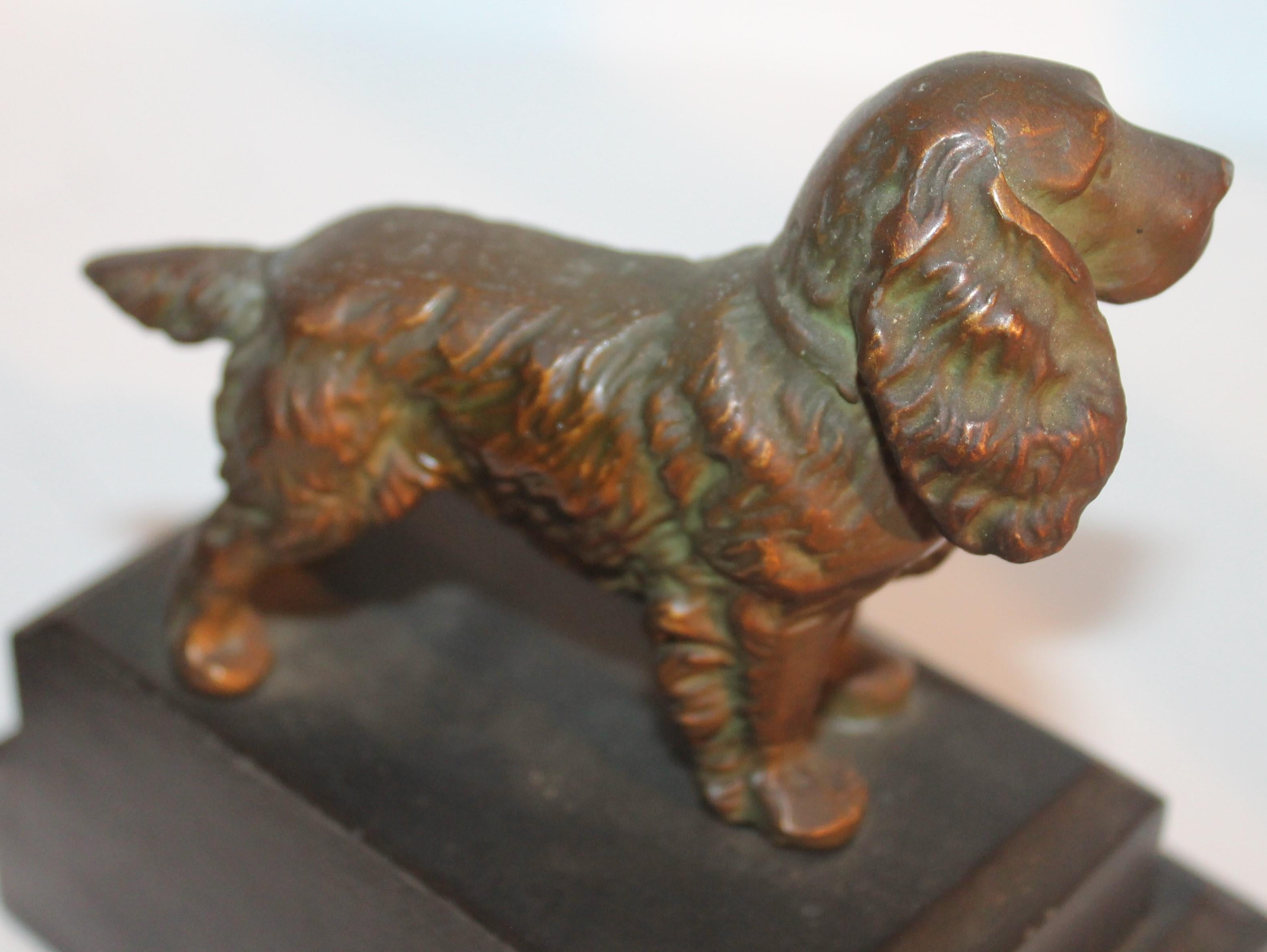Bronze Paire de serre-livres en bronze avec chien en vente