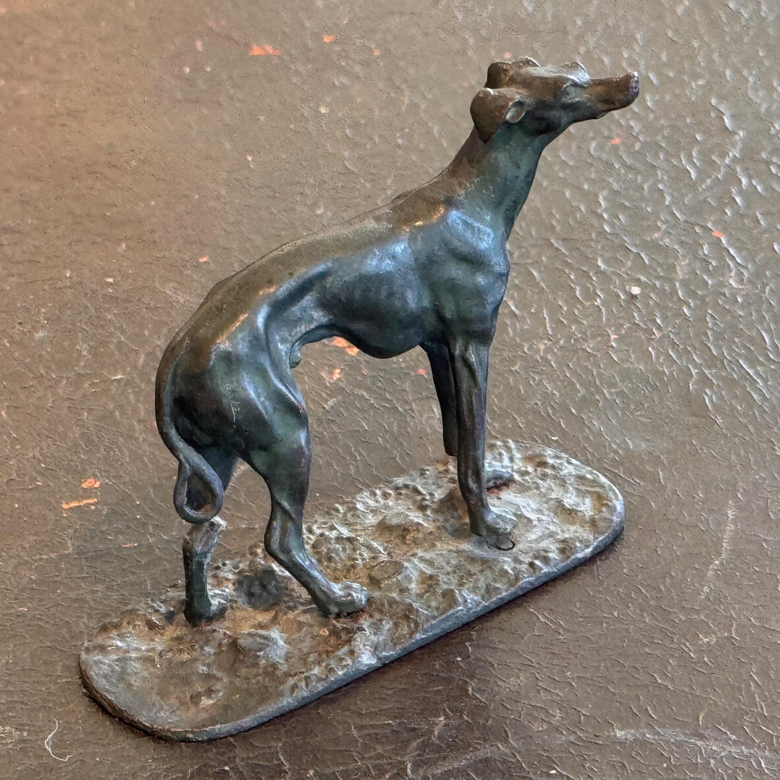 Inizio XX secolo Scultura di cane in bronzo in vendita