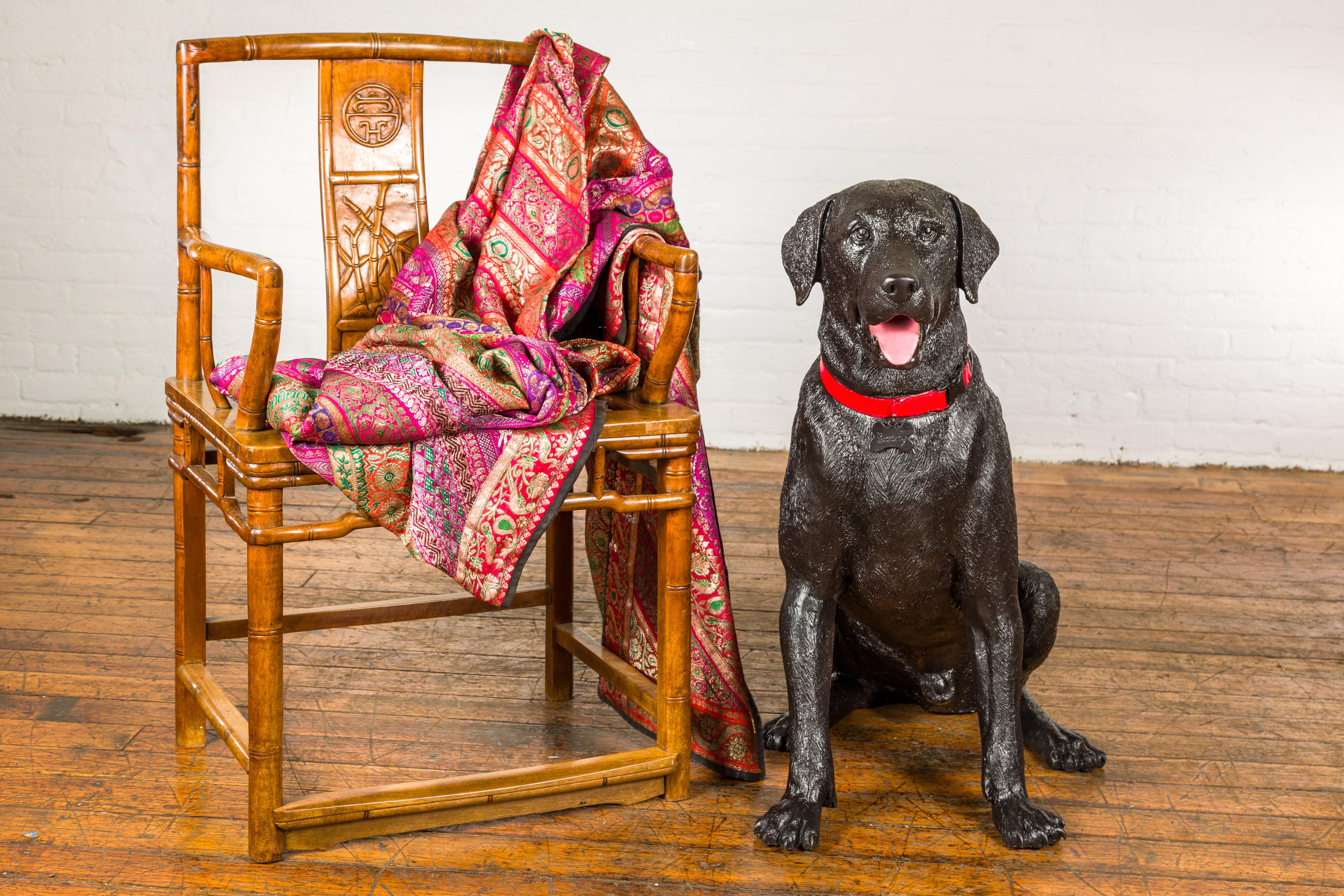 Bronze-Hundestatue eines sitzenden Labradors mit rotem Kragen aus Bronze, limitierte Auflage (Gegossen) im Angebot