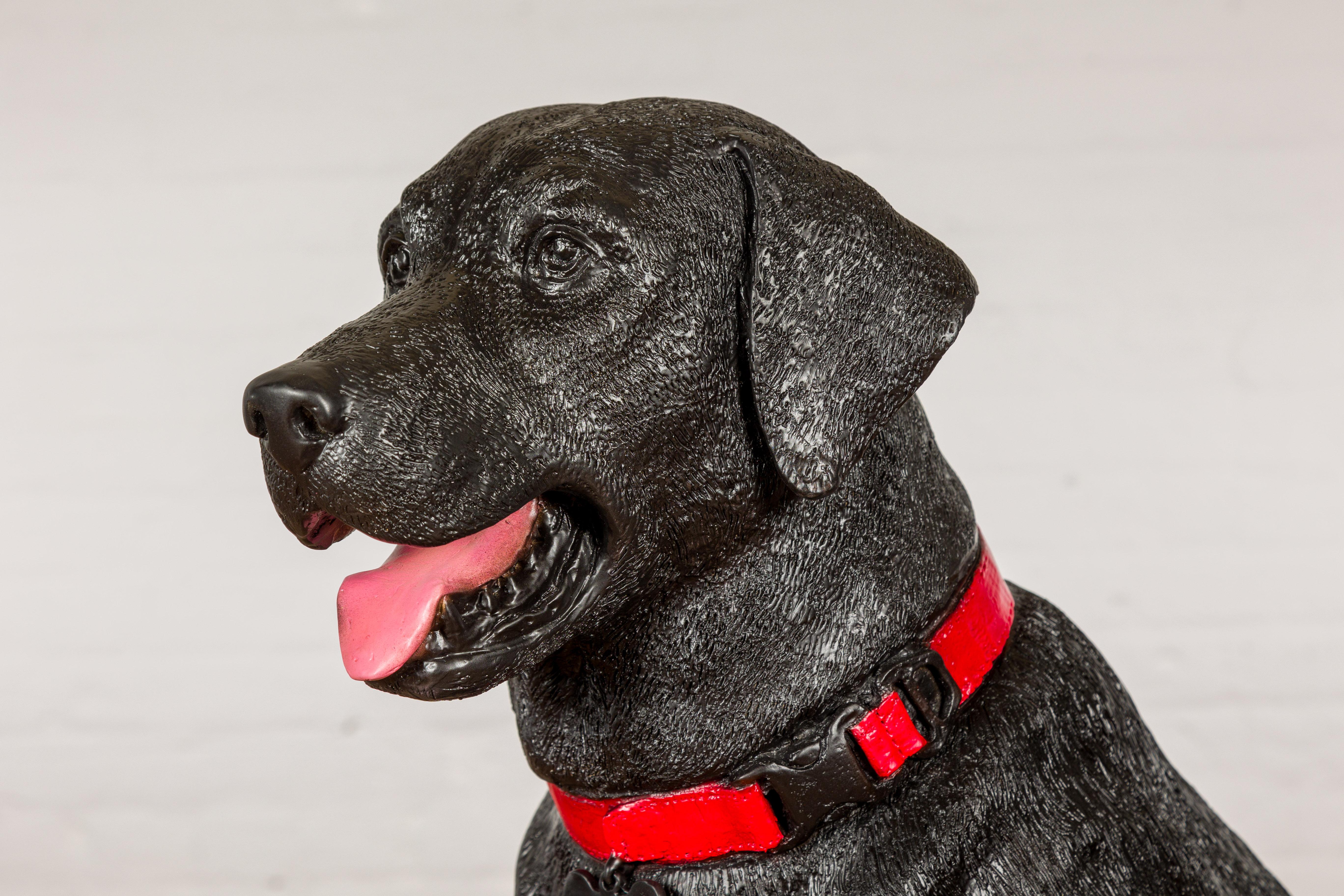 Bronze-Hundestatue eines sitzenden Labradors mit rotem Kragen aus Bronze, limitierte Auflage im Zustand „Neu“ im Angebot in Yonkers, NY