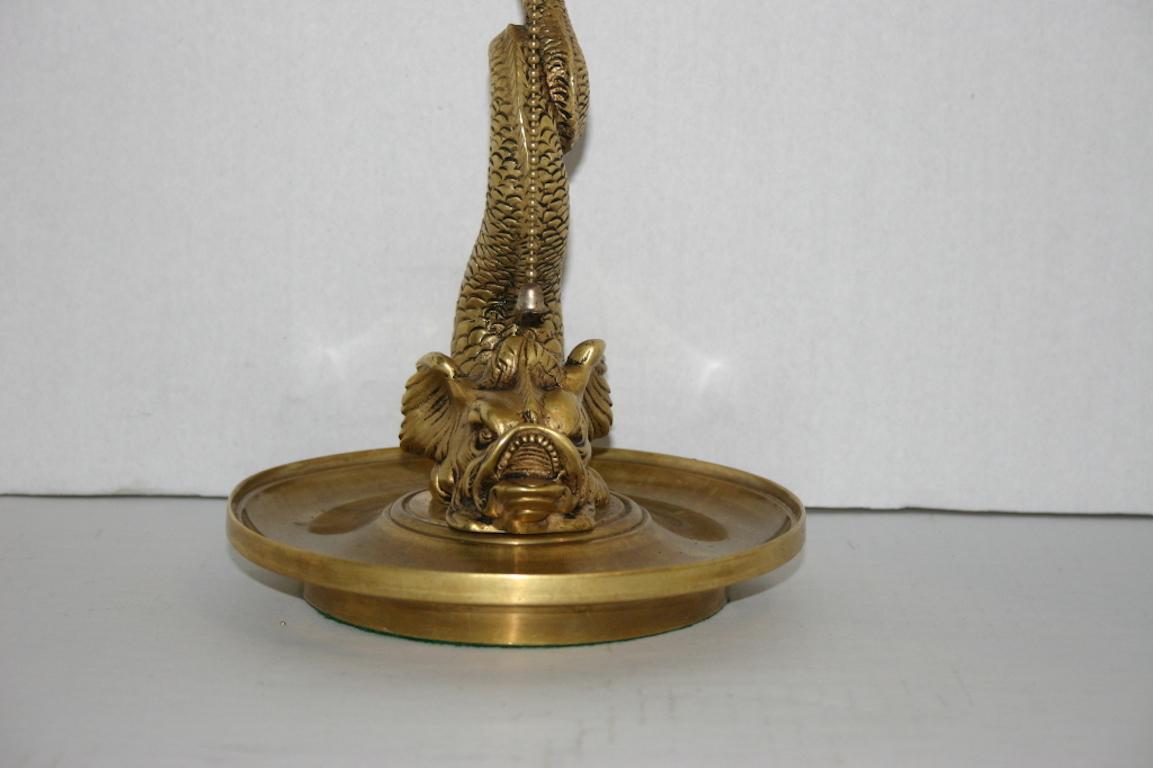 Bronze Tischlampe in Form eines Delphins im Zustand „Gut“ in New York, NY