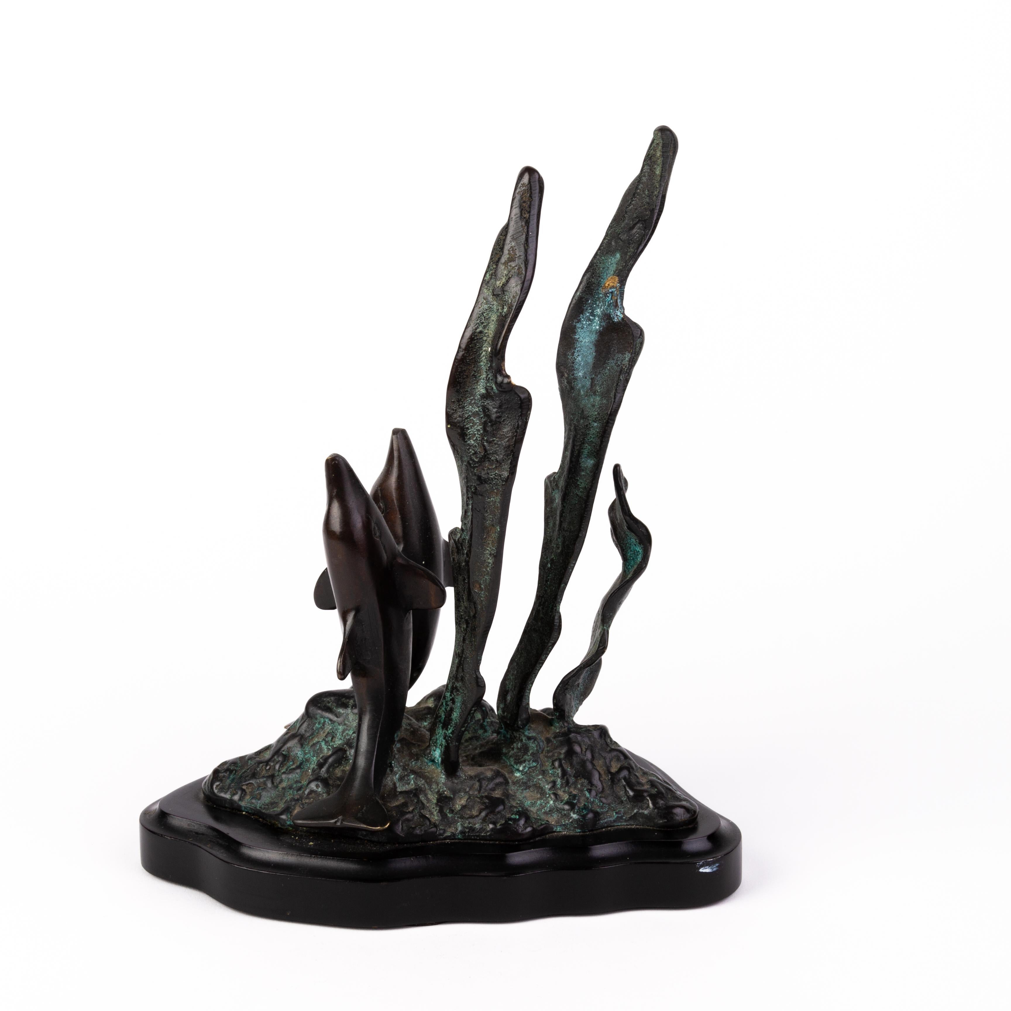 Sculpture de dauphins en bronze sur socle en marbre 