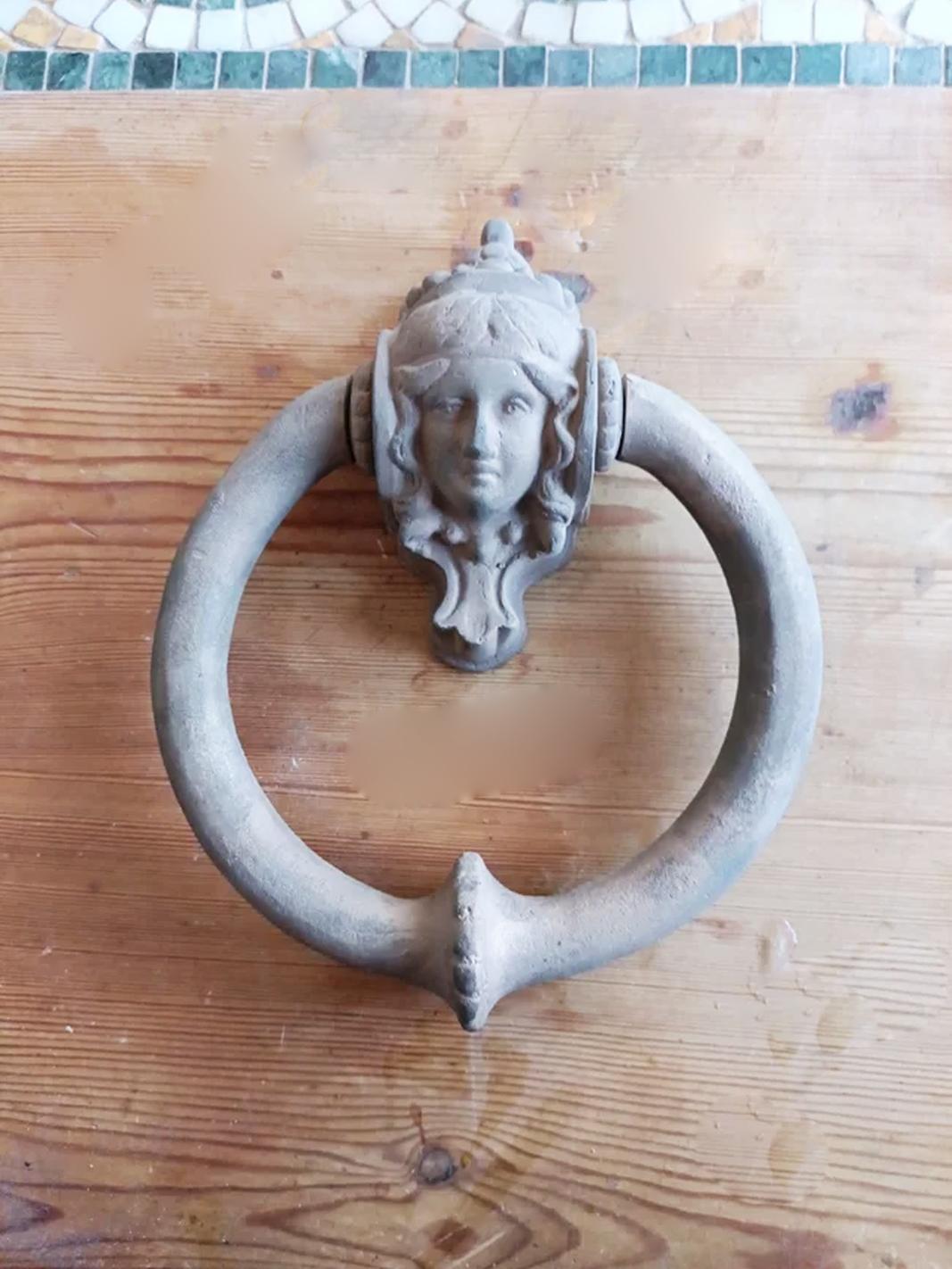 Schöner Türklopfer aus patinierter Bronze. Es handelt sich nicht um eine alte Produktion, sondern um ein Werk, das von einem spanischen Handwerksmeister/Künstler in seiner Gießerei hergestellt wurde.
Ich weiß nicht, wie viele Stücke es gibt und ob